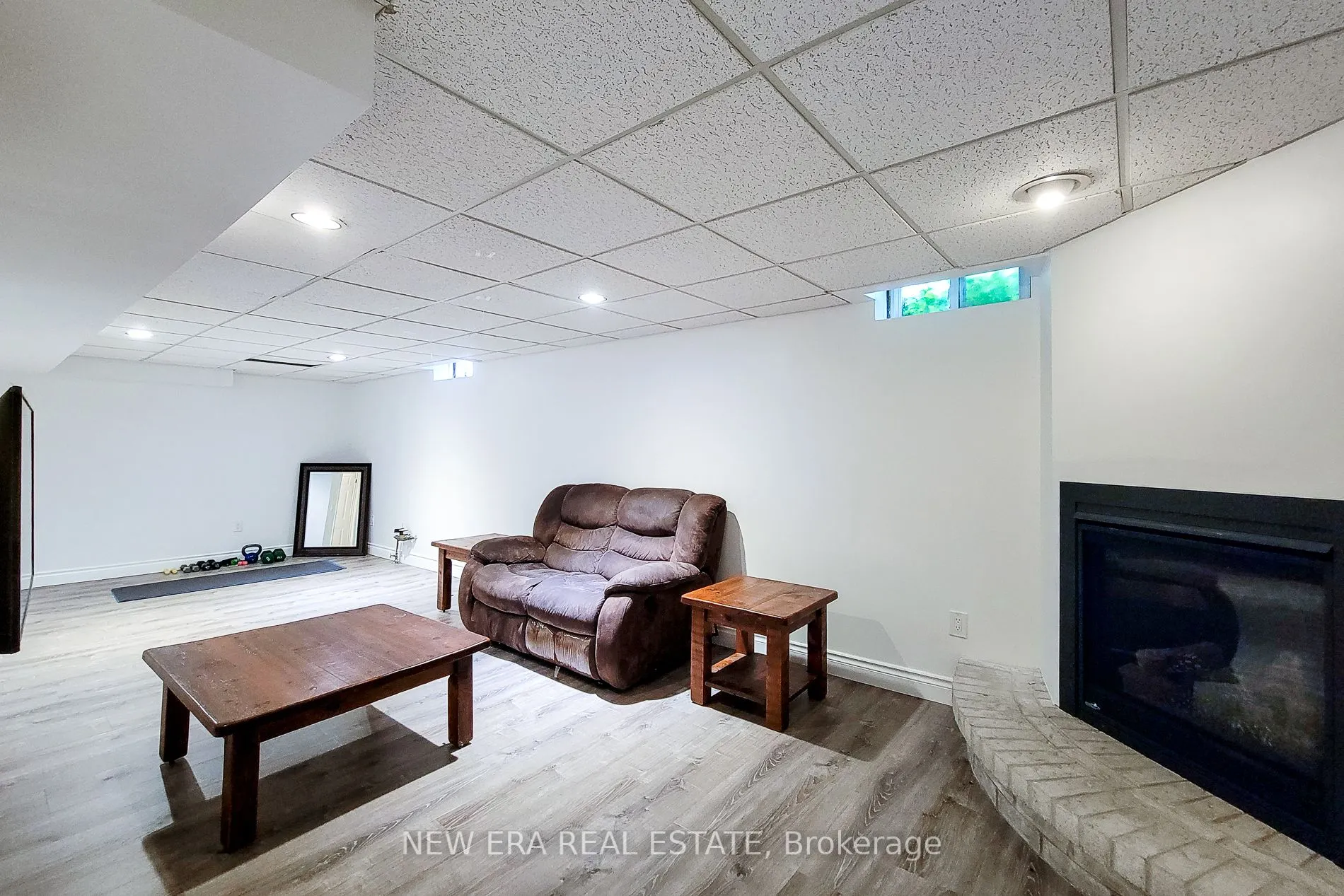 29 Woodside Square