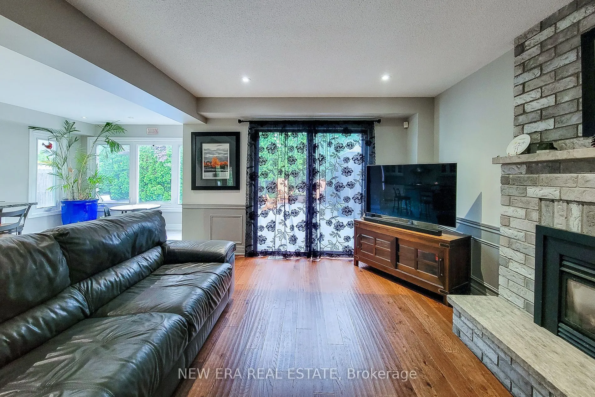 29 Woodside Square