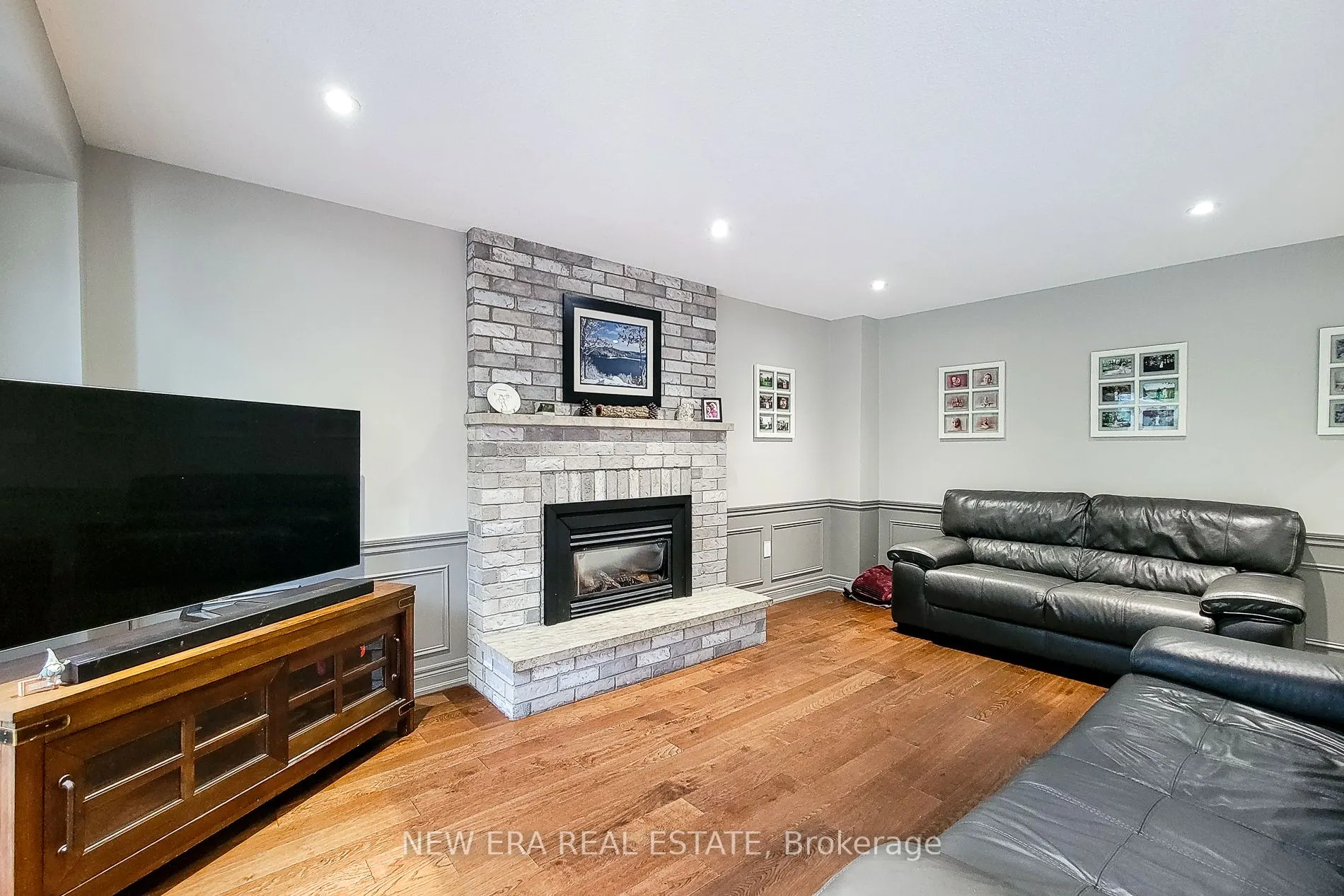 29 Woodside Square