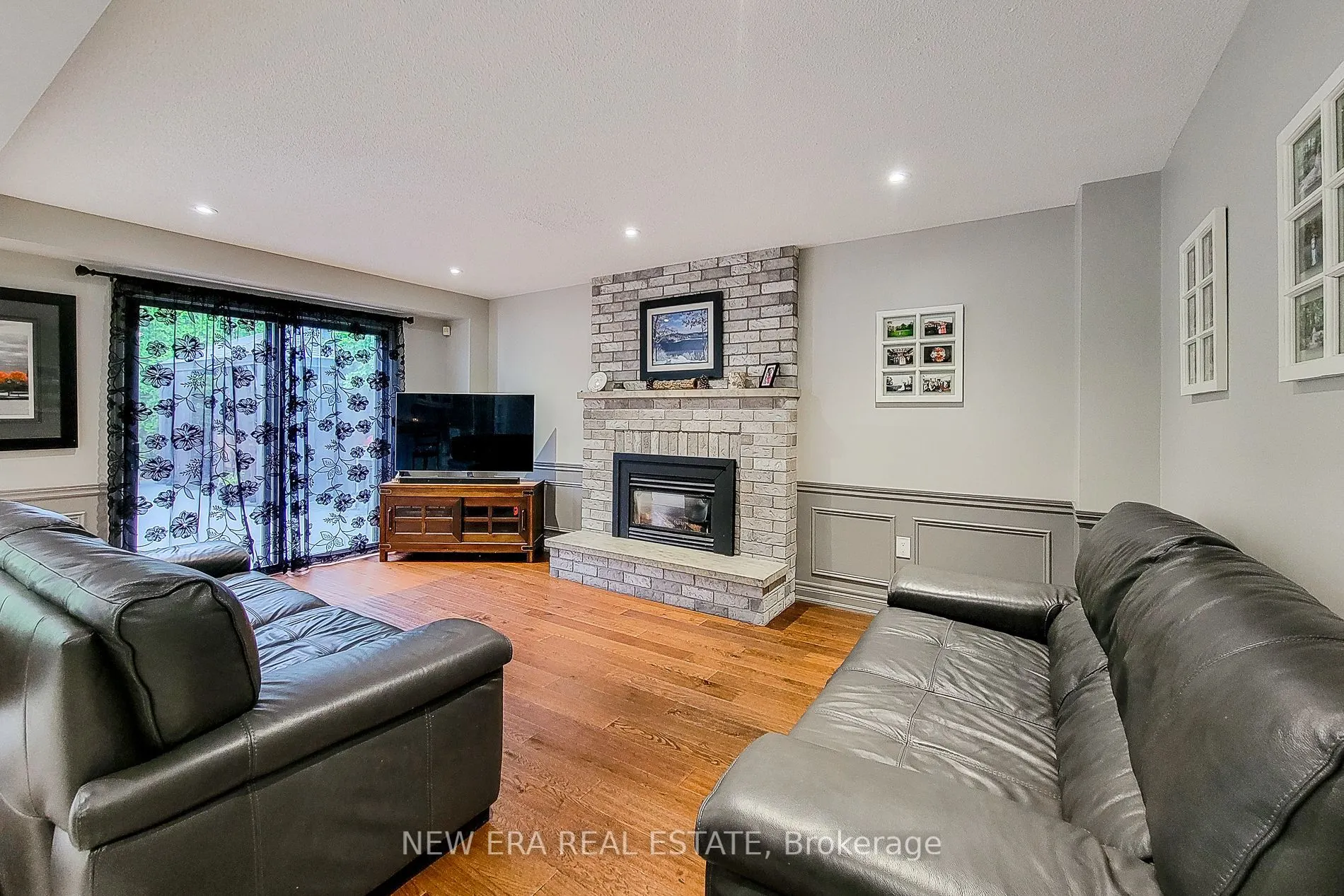 29 Woodside Square