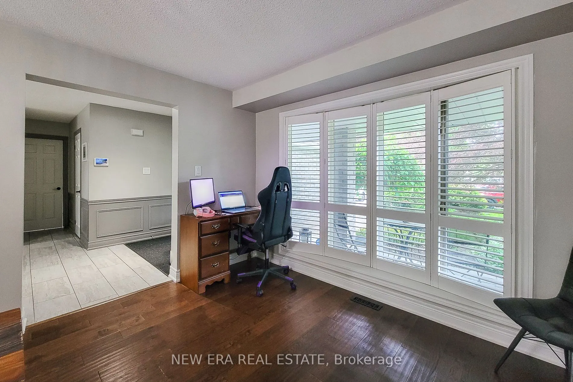 29 Woodside Square