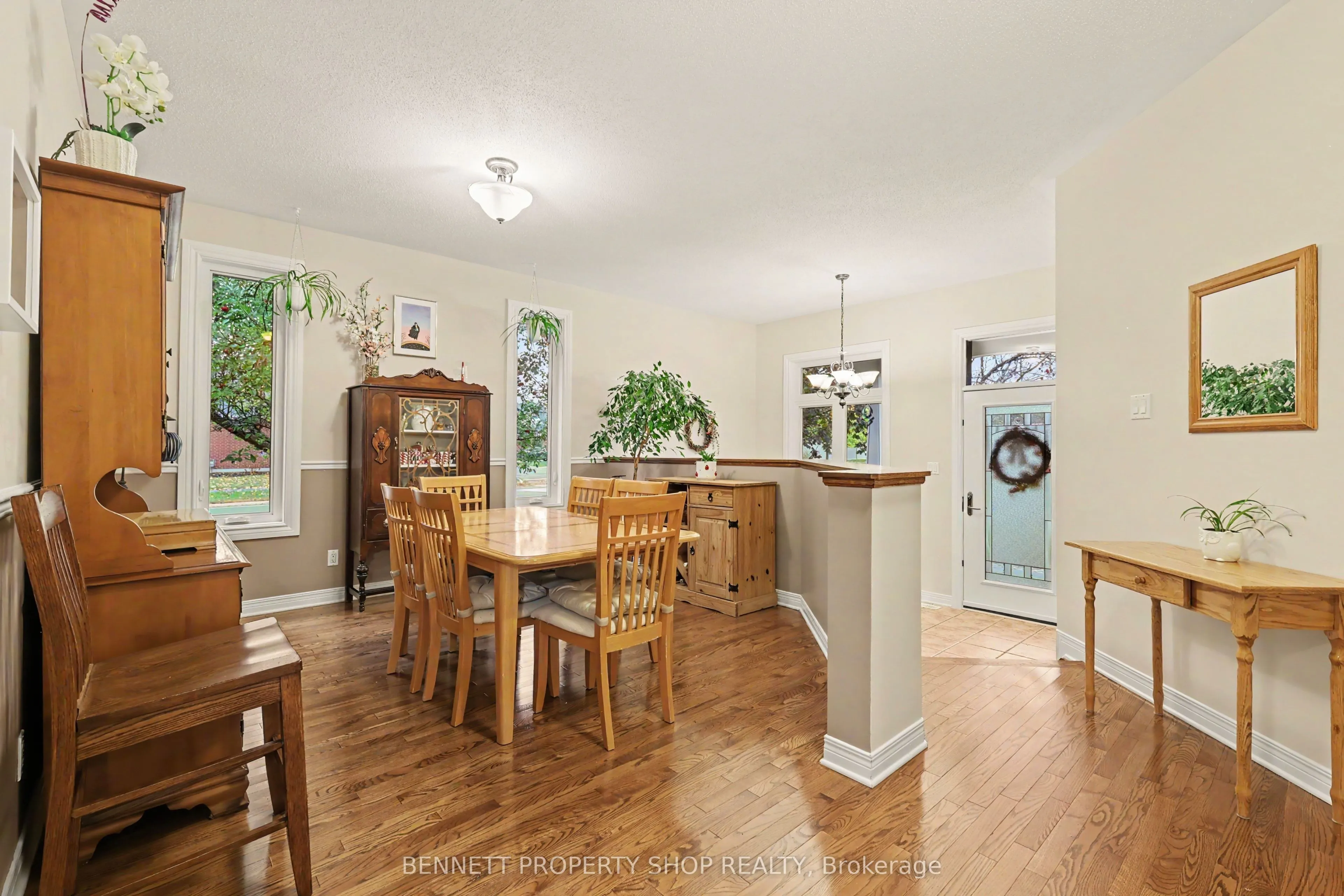 2 Thunderbird Crescent