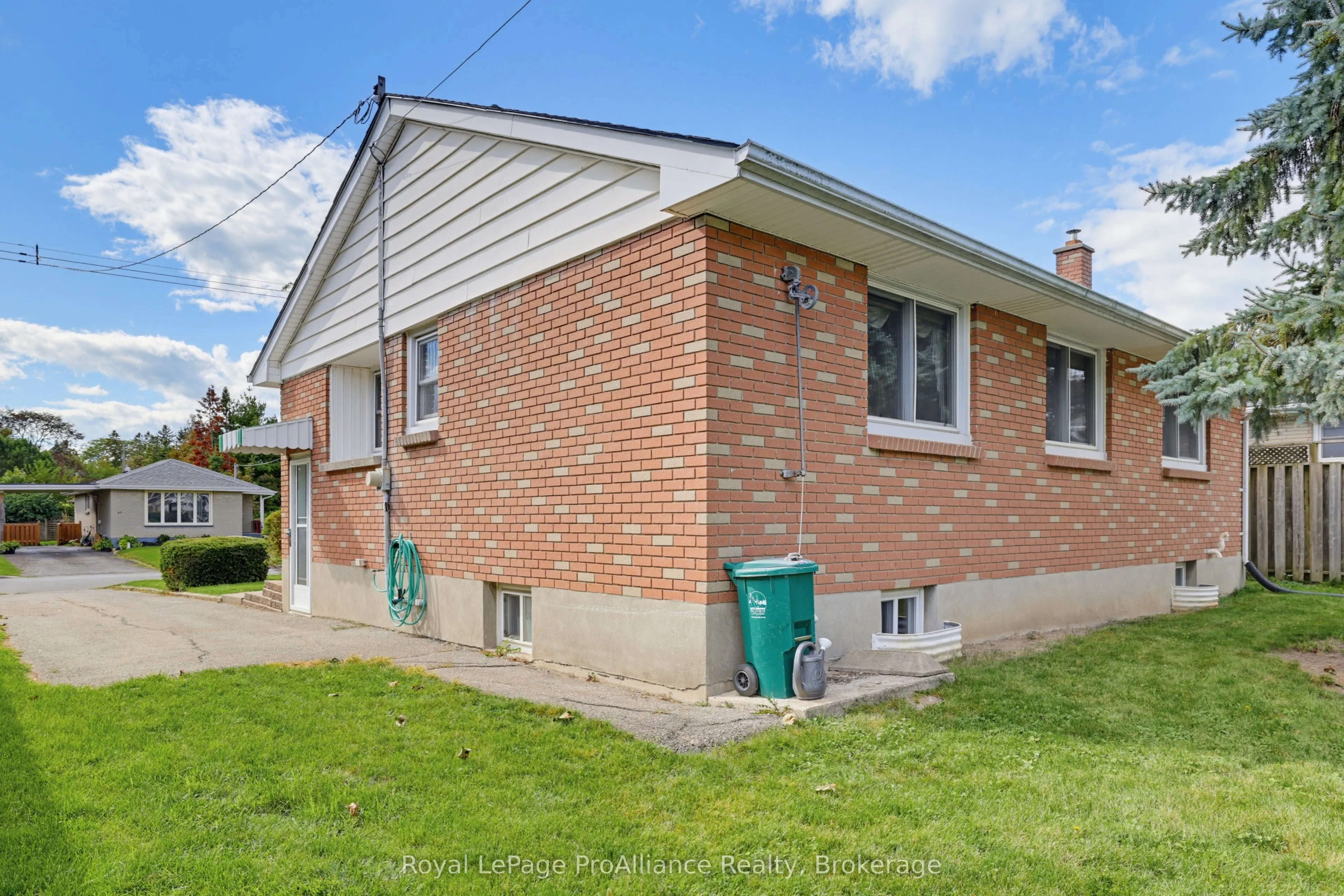 64 Elizabeth Crescent
