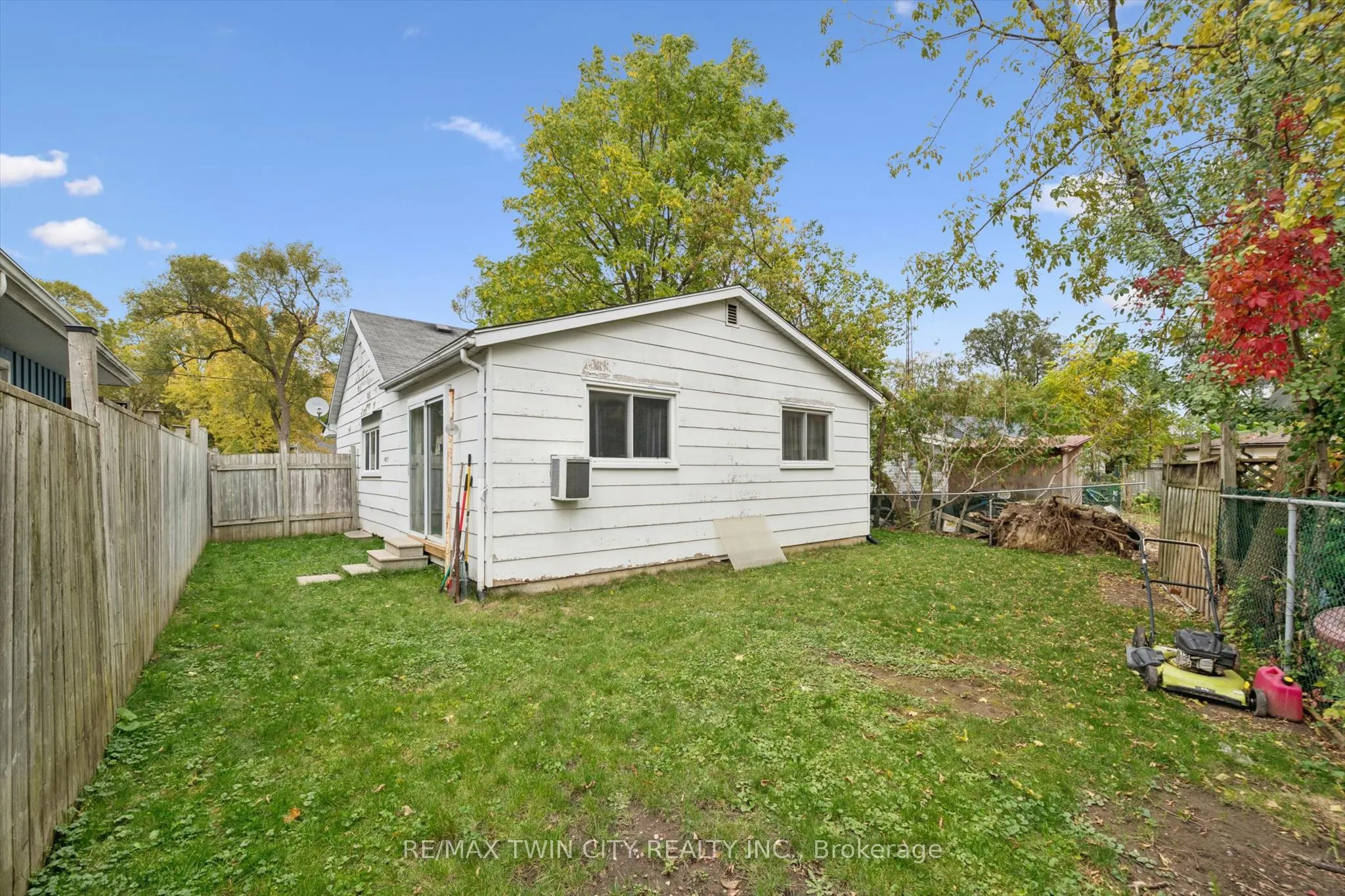 127 Spadina Road E