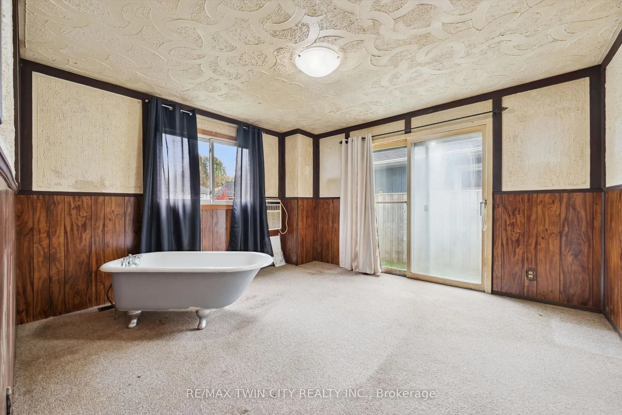 127 Spadina Road E