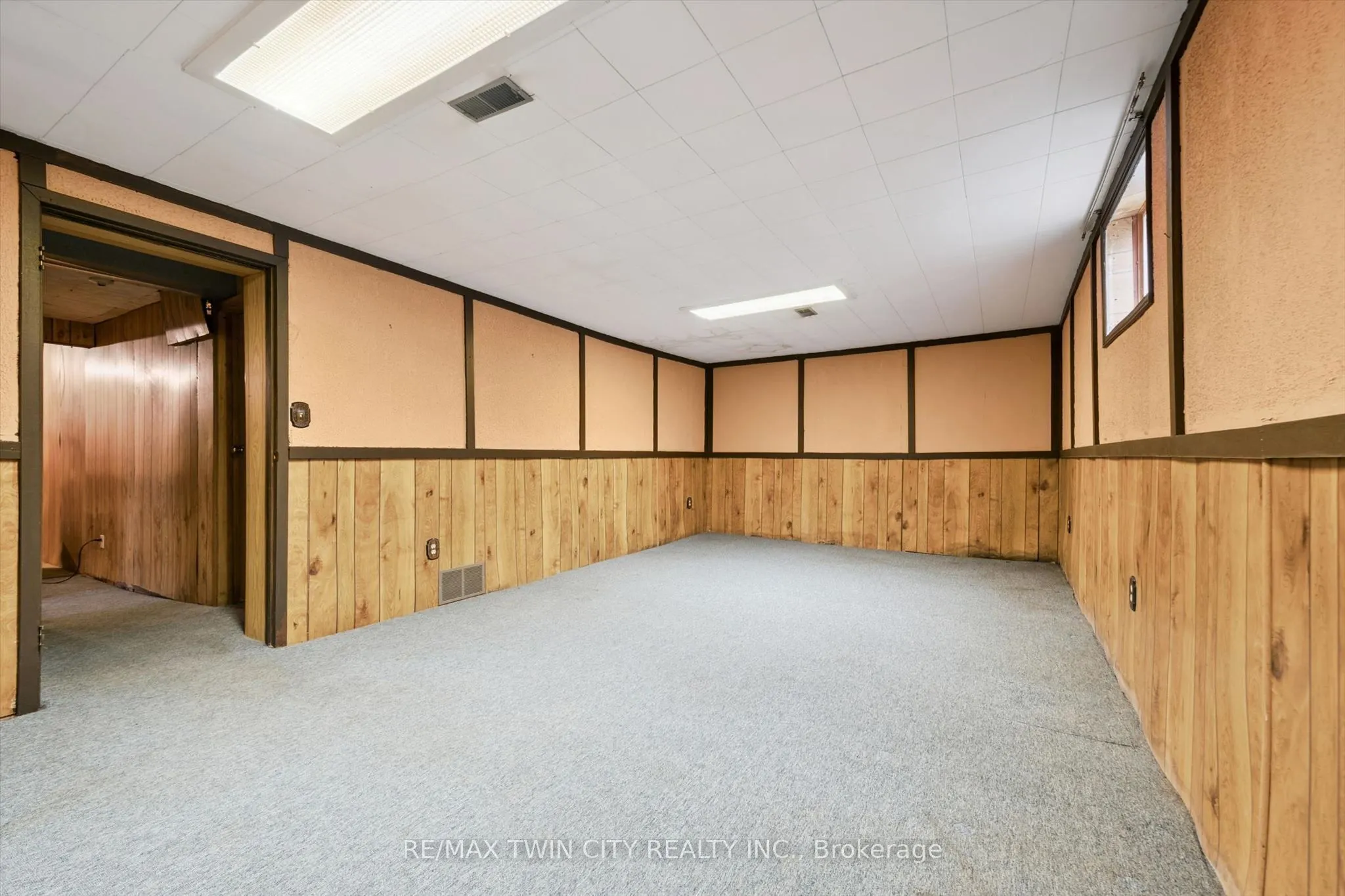 127 Spadina Road E