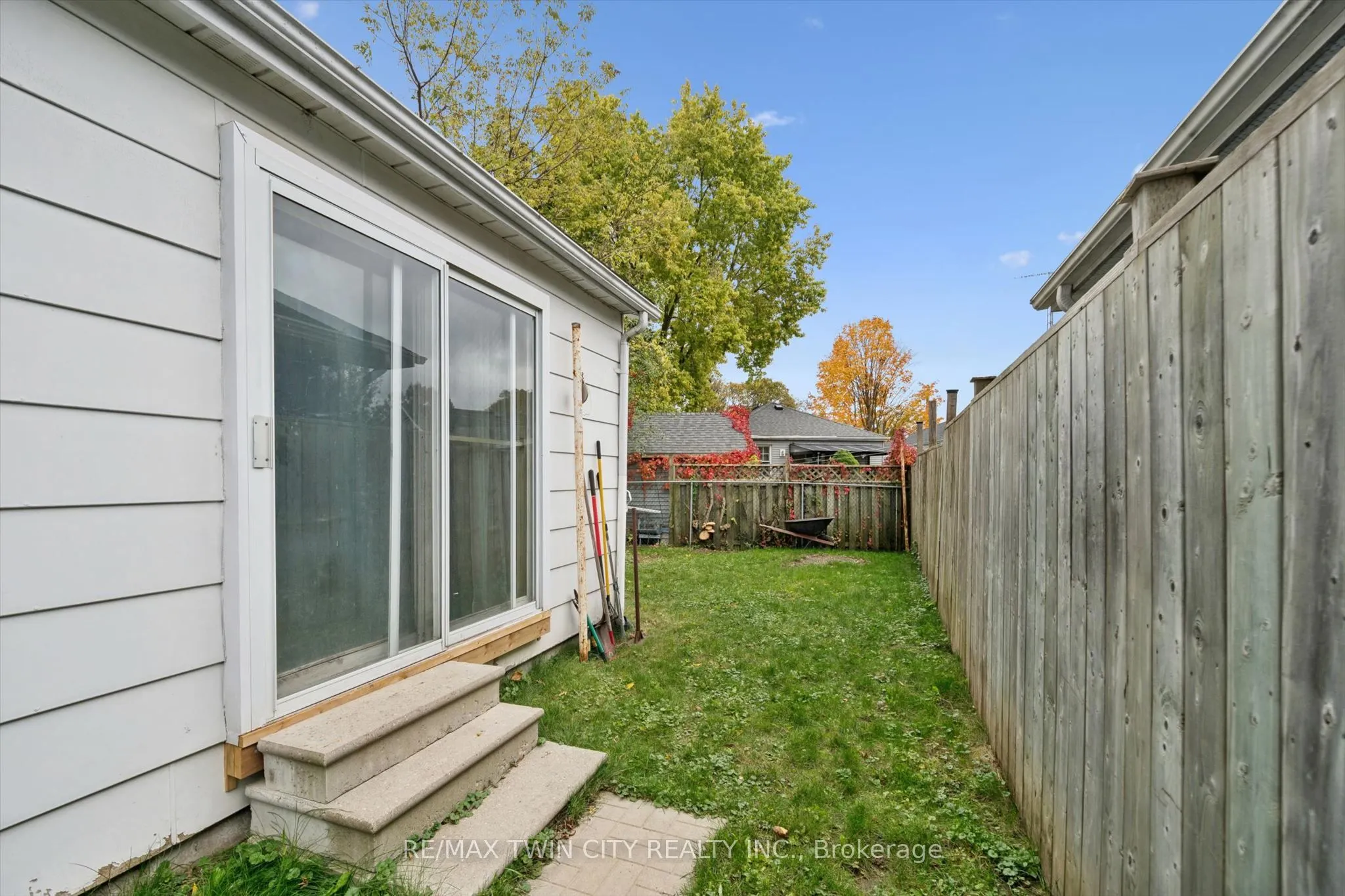 127 Spadina Road E