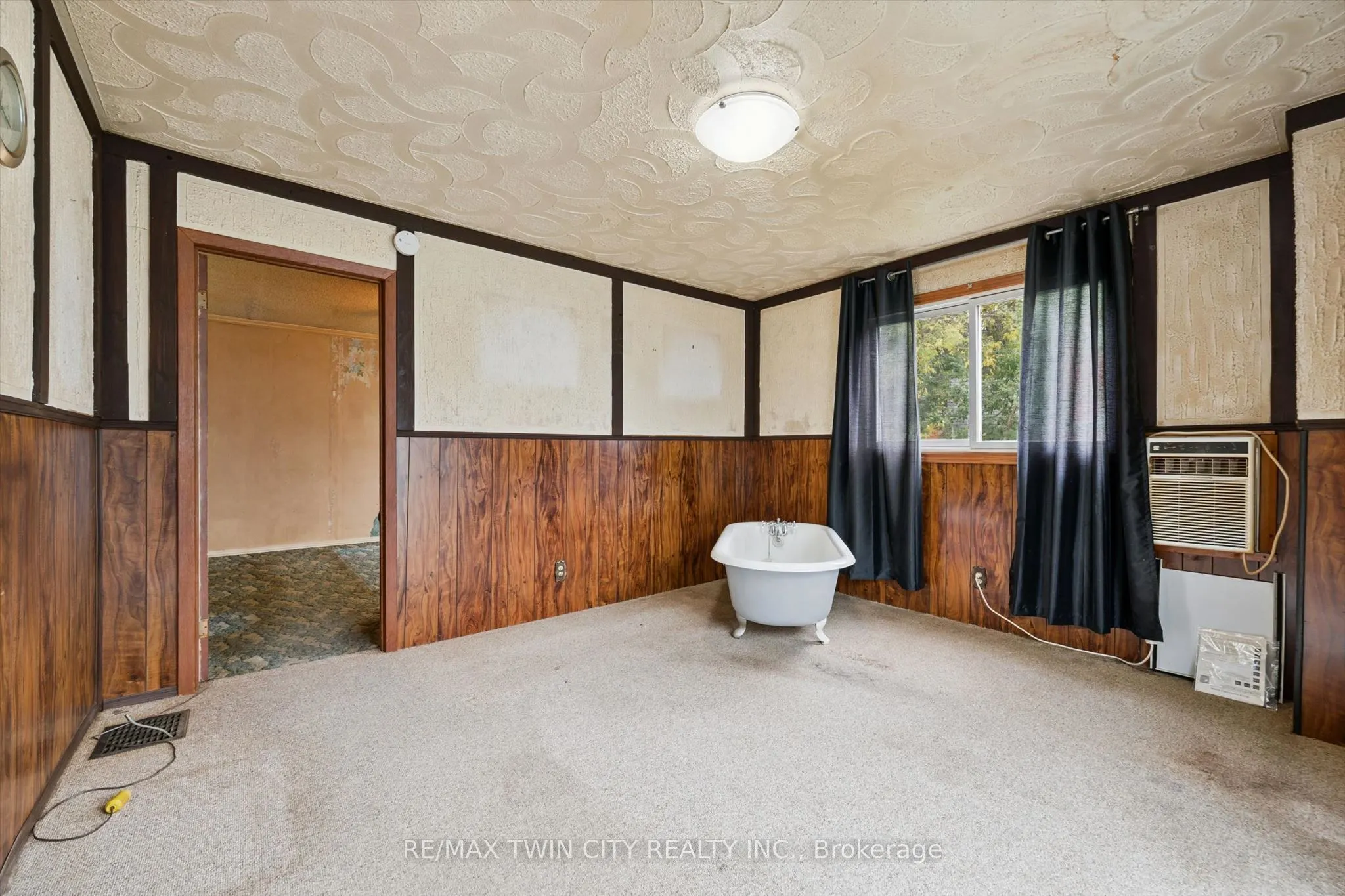 127 Spadina Road E