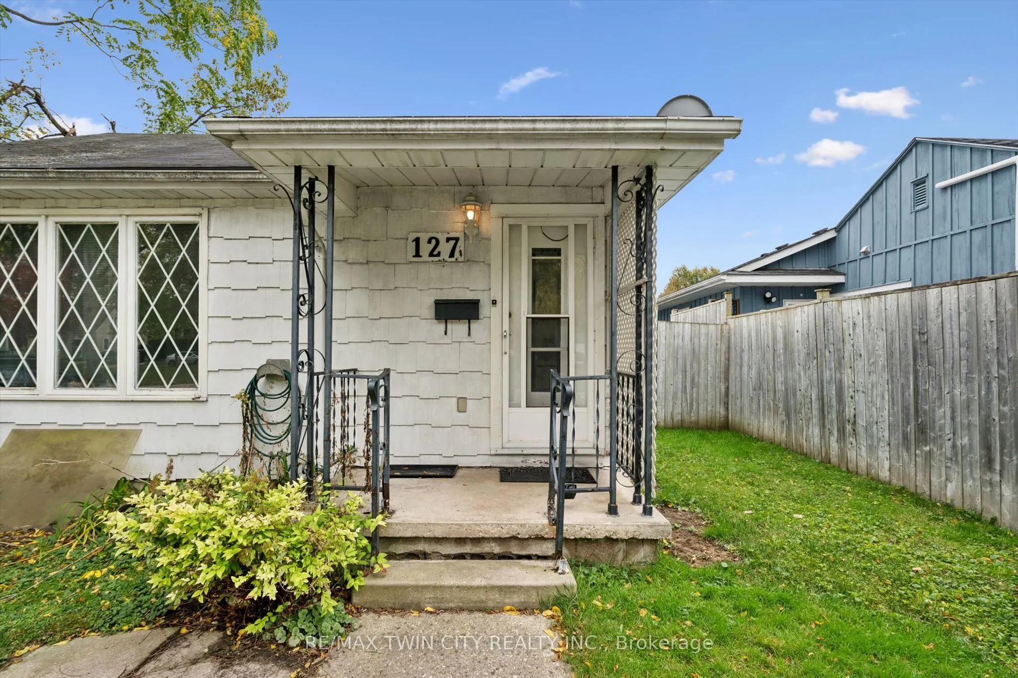 127 Spadina Road E
