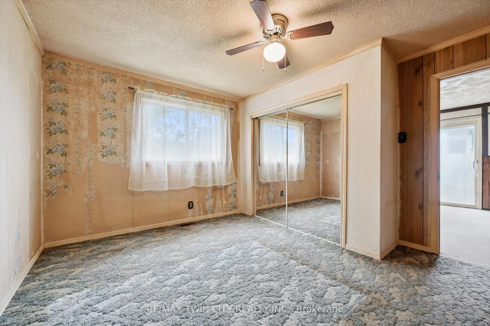 127 Spadina Road E
