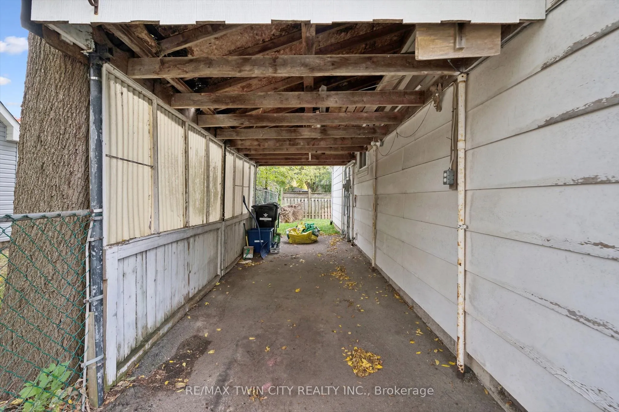 127 Spadina Road E