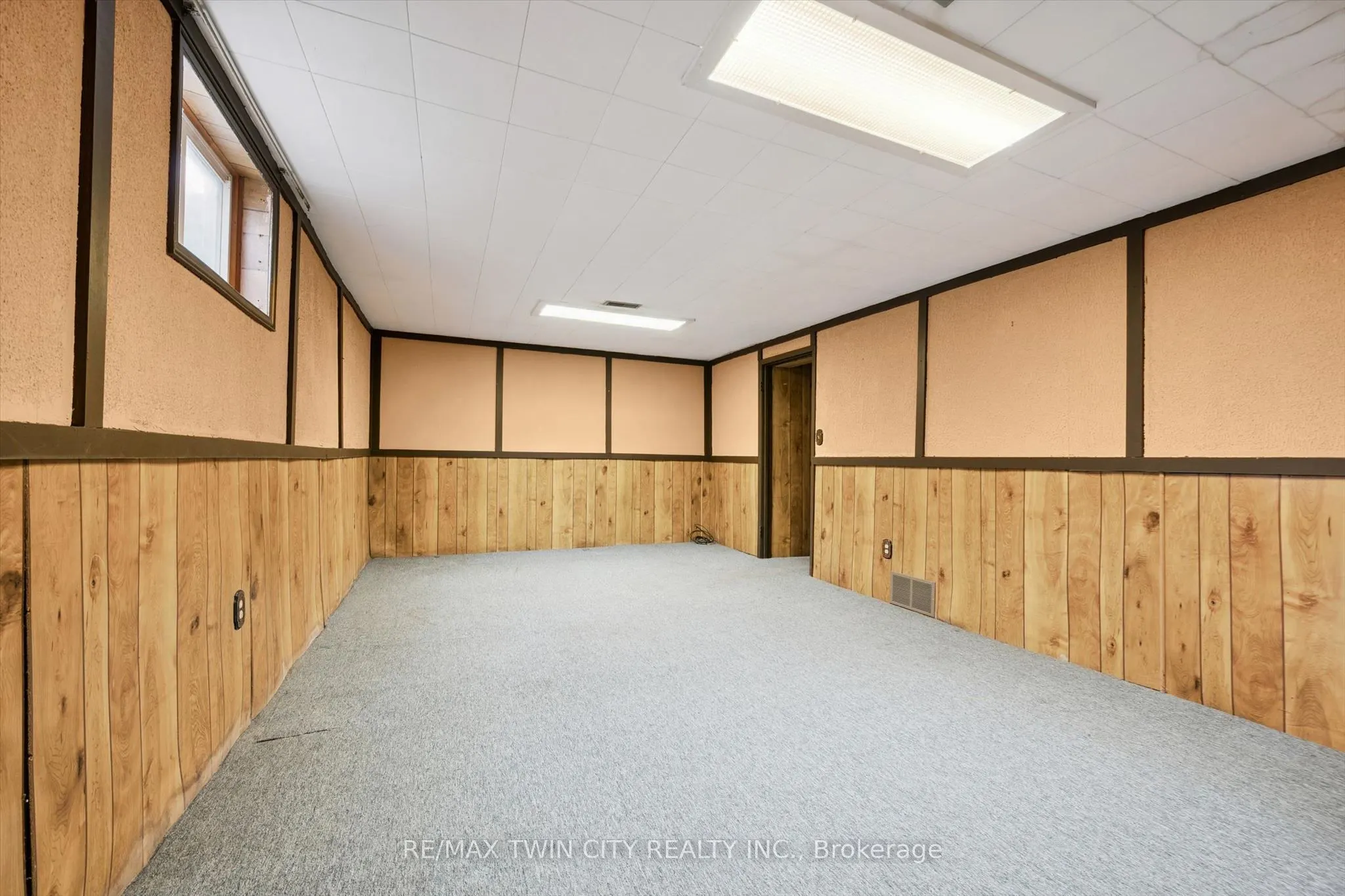 127 Spadina Road E