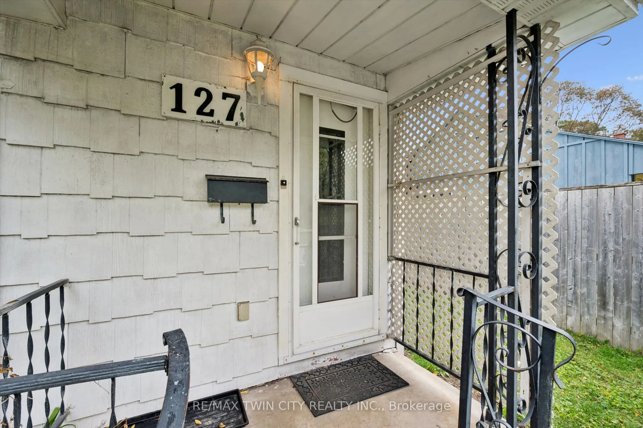 127 Spadina Road E