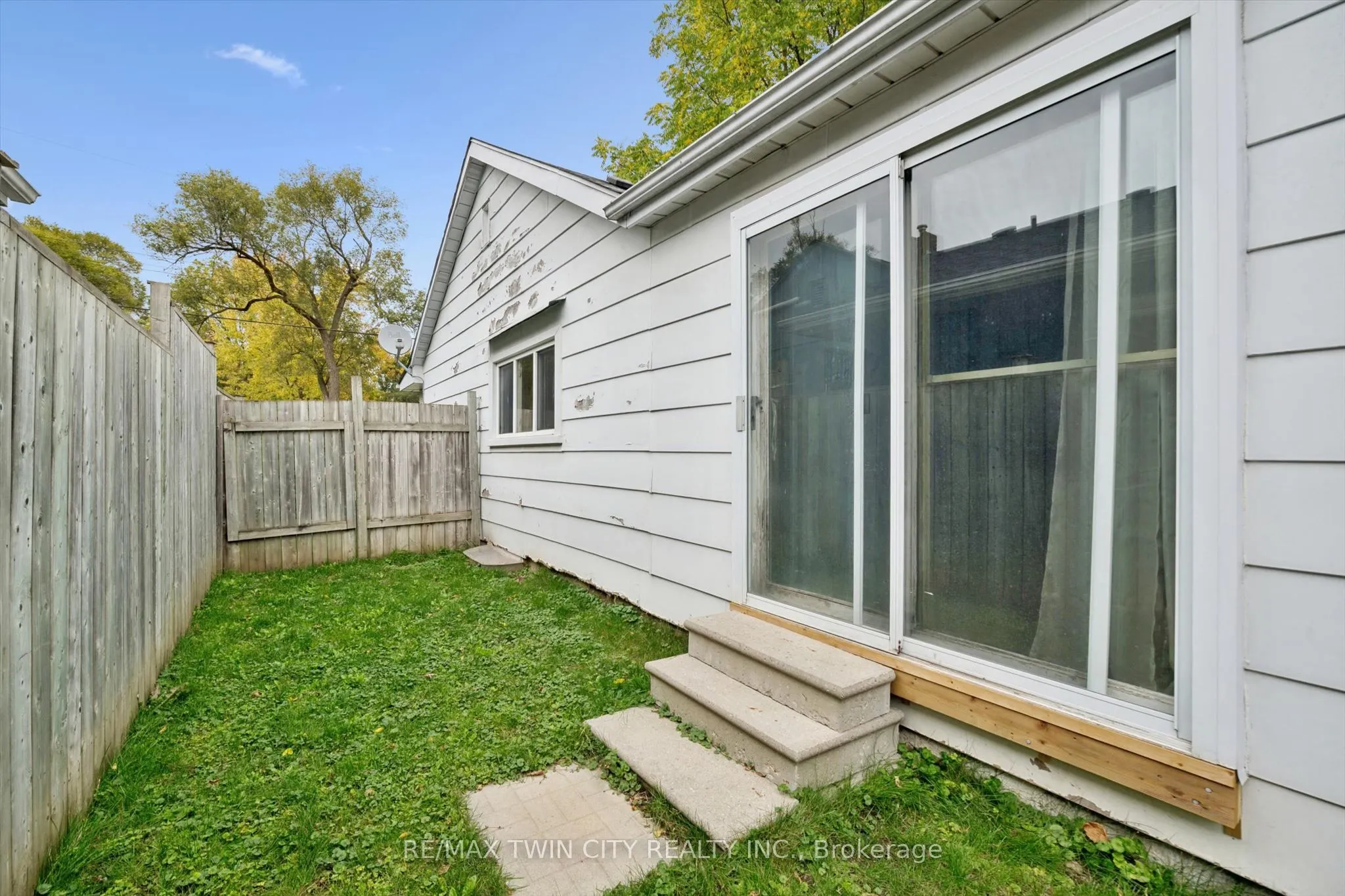 127 Spadina Road E