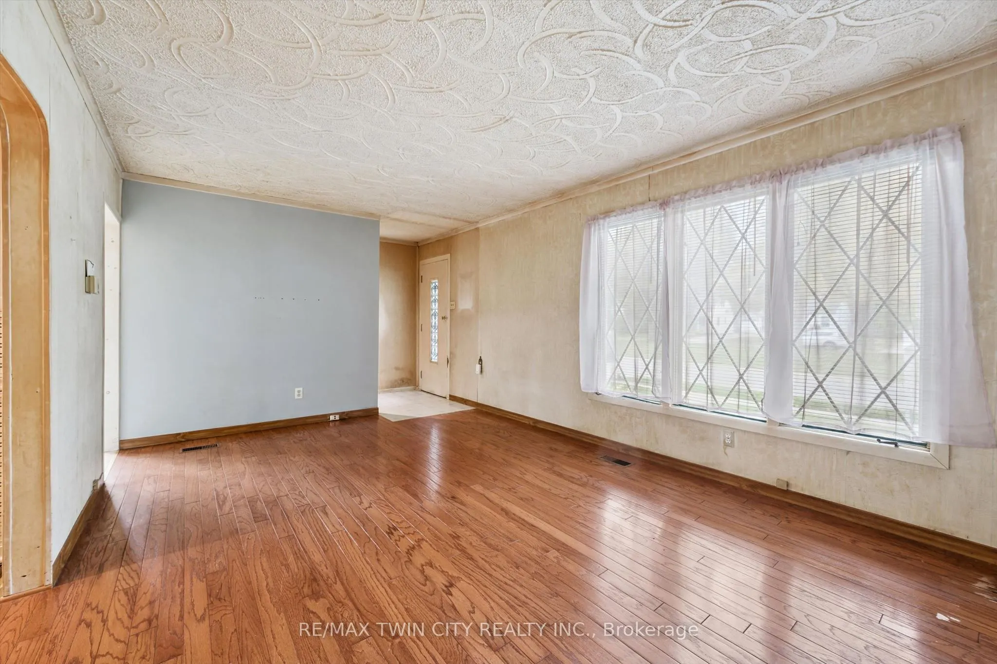 127 Spadina Road E