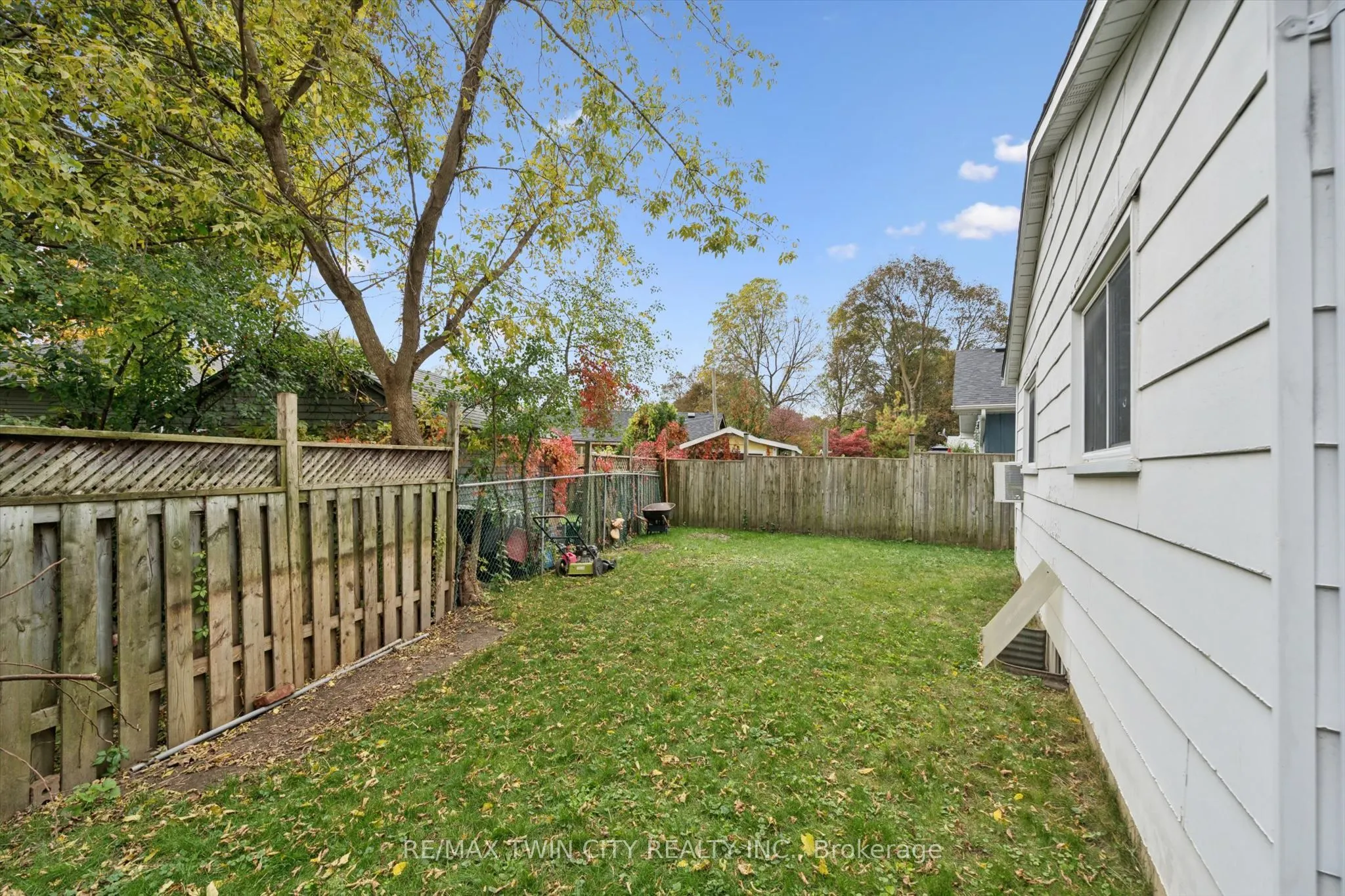 127 Spadina Road E
