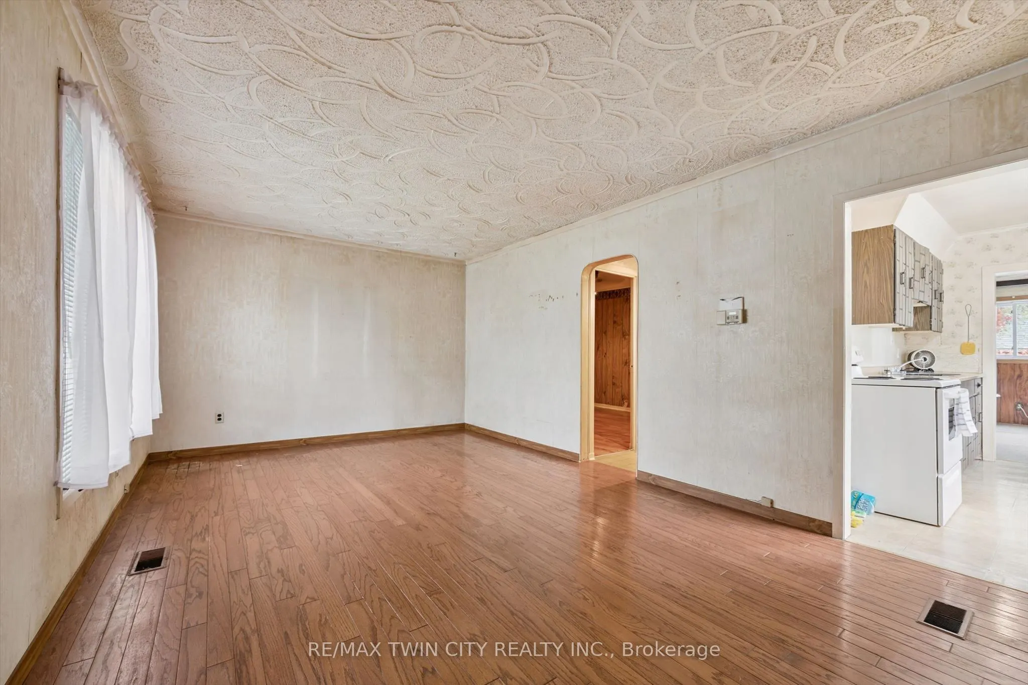 127 Spadina Road E