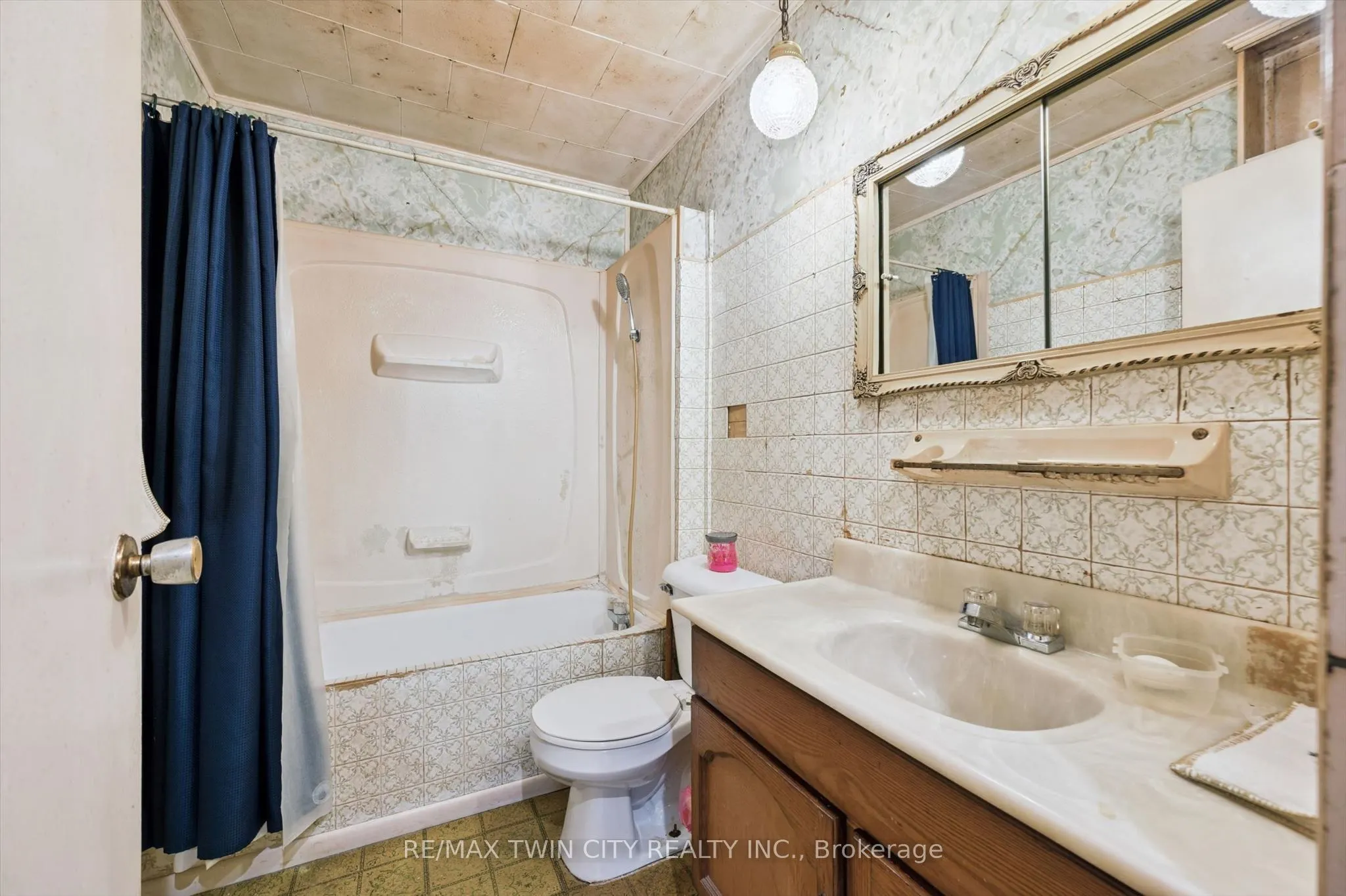127 Spadina Road E