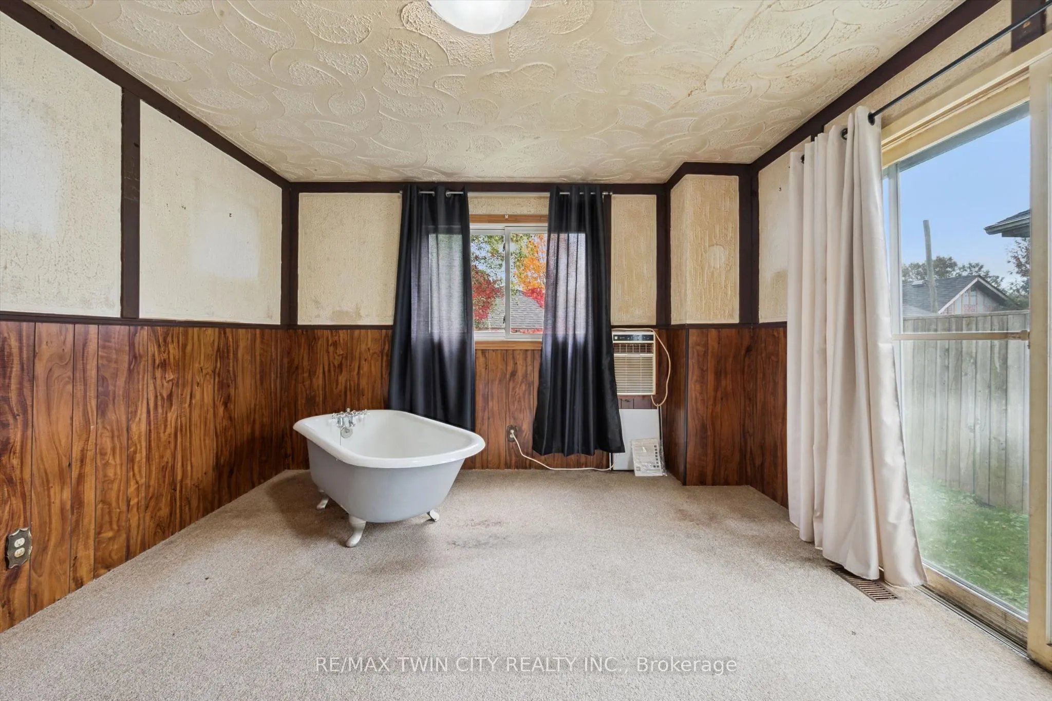 127 Spadina Road E