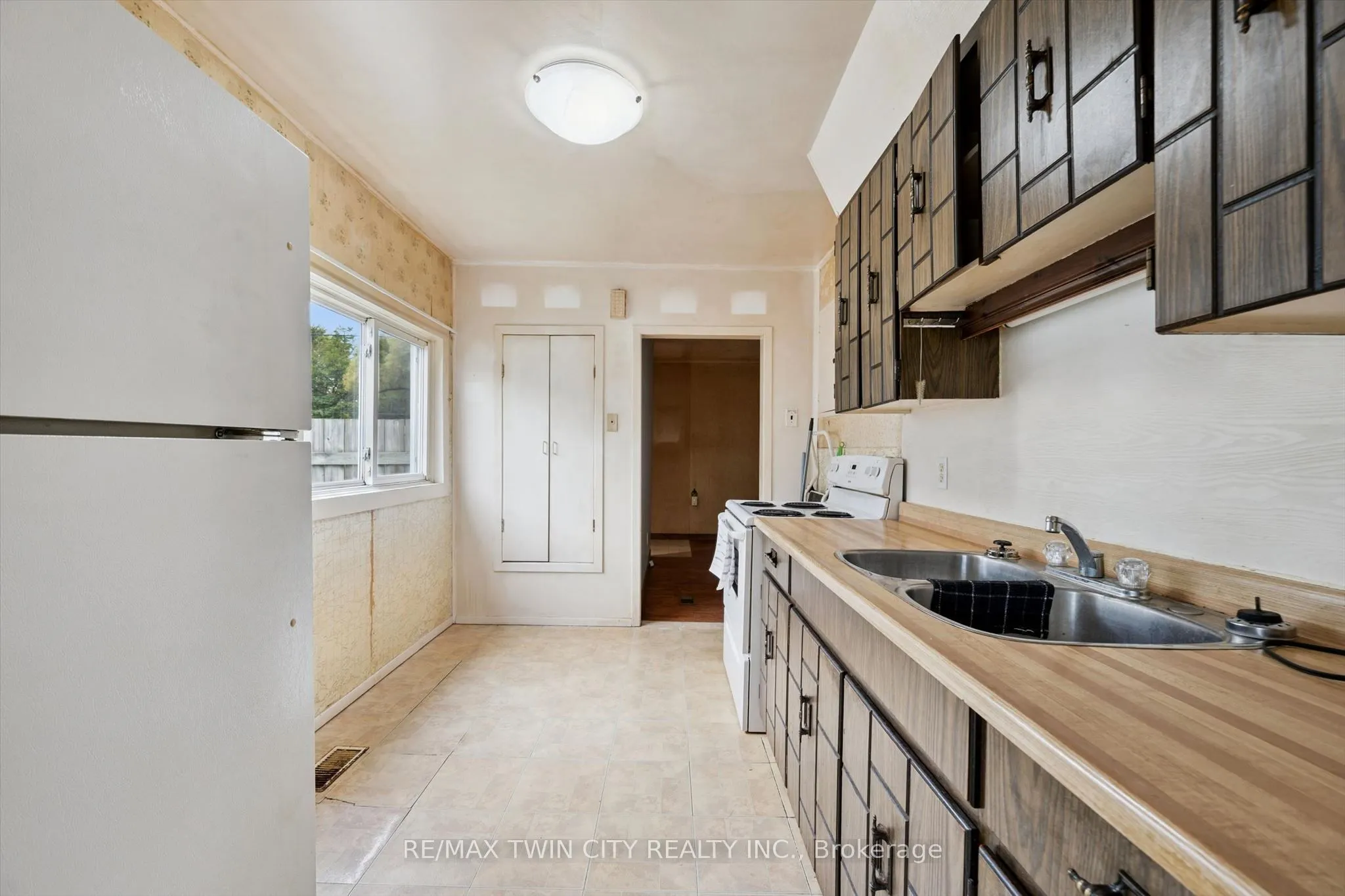 127 Spadina Road E