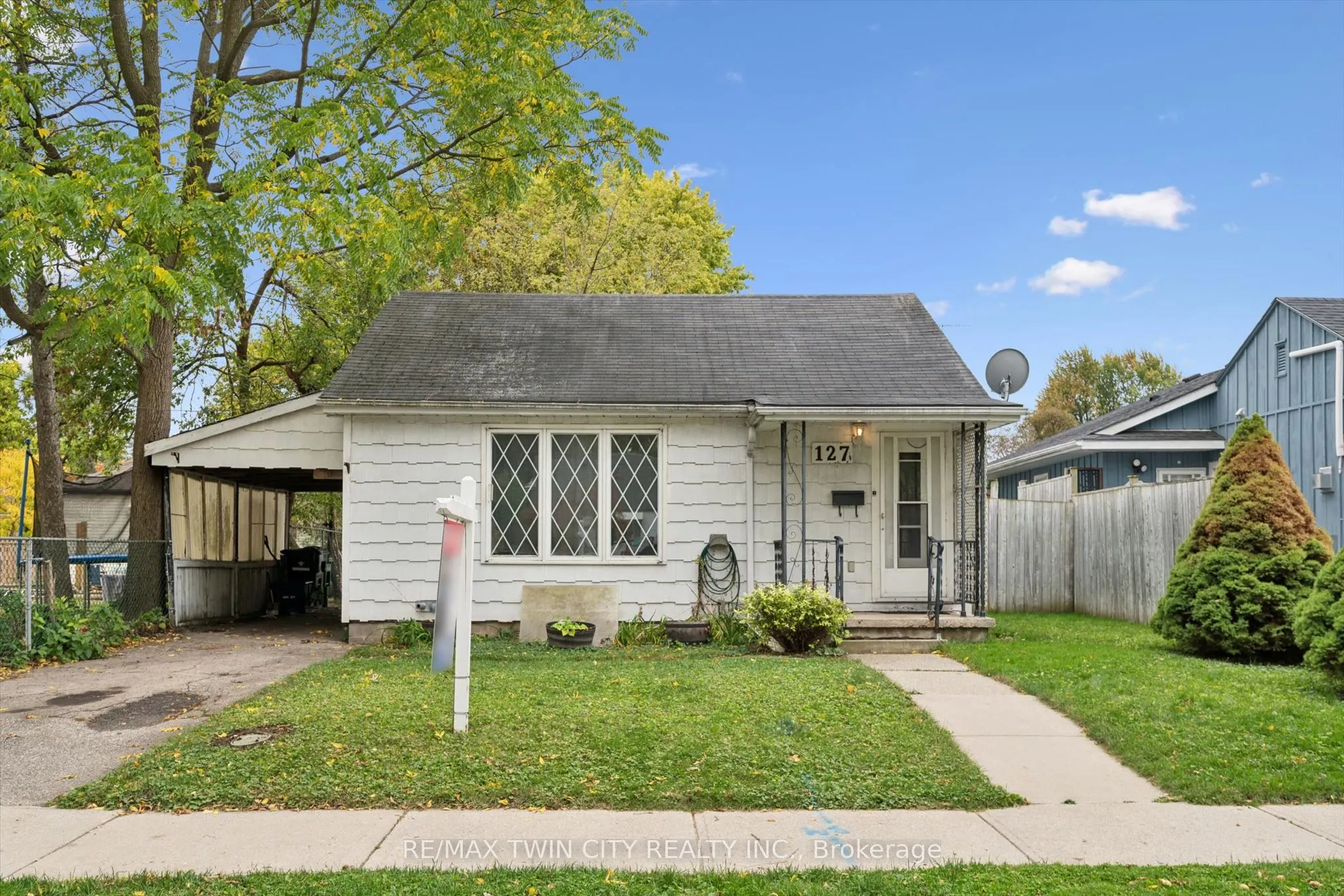 127 Spadina Road E