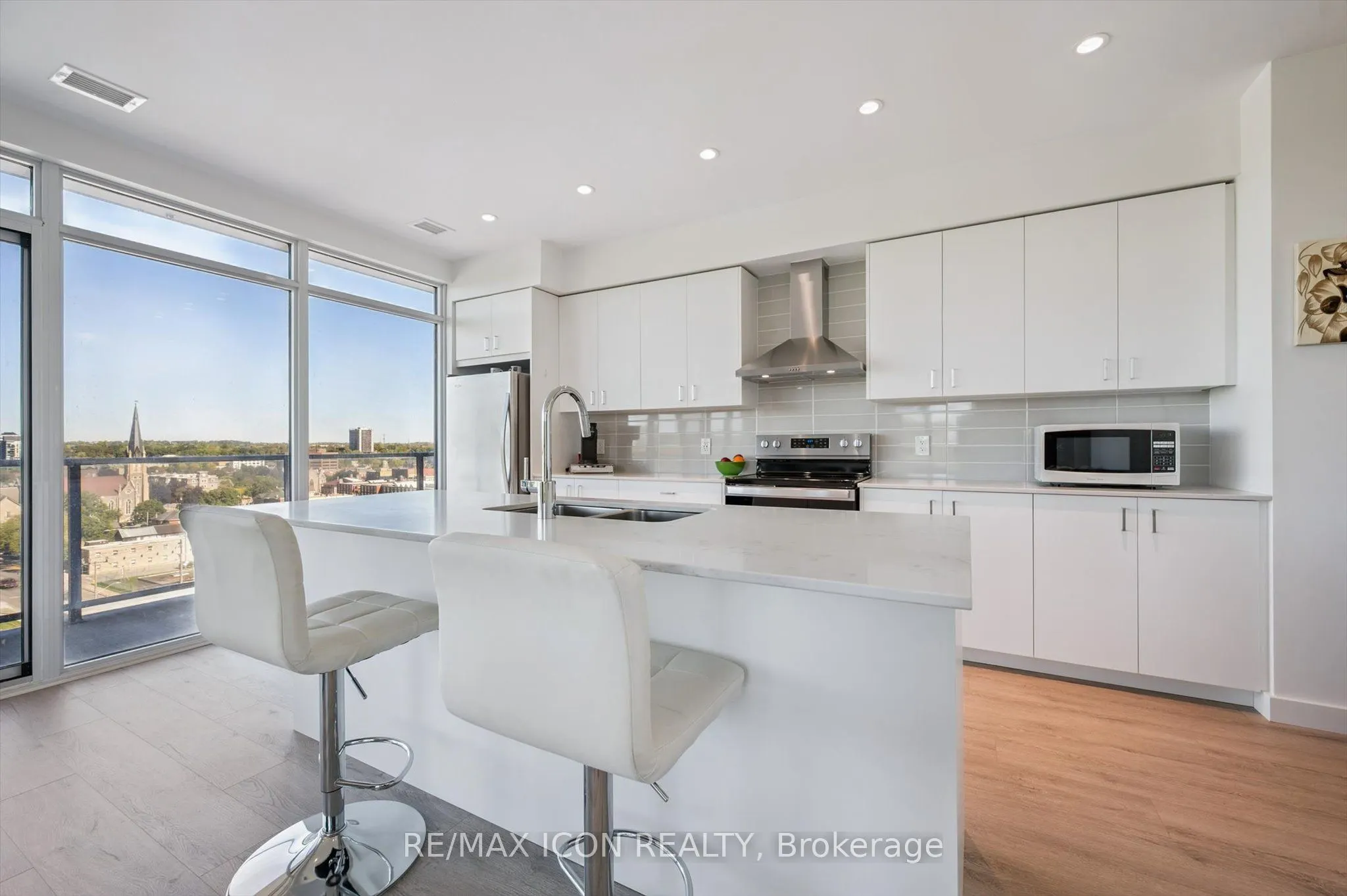 15 Glebe Street #902