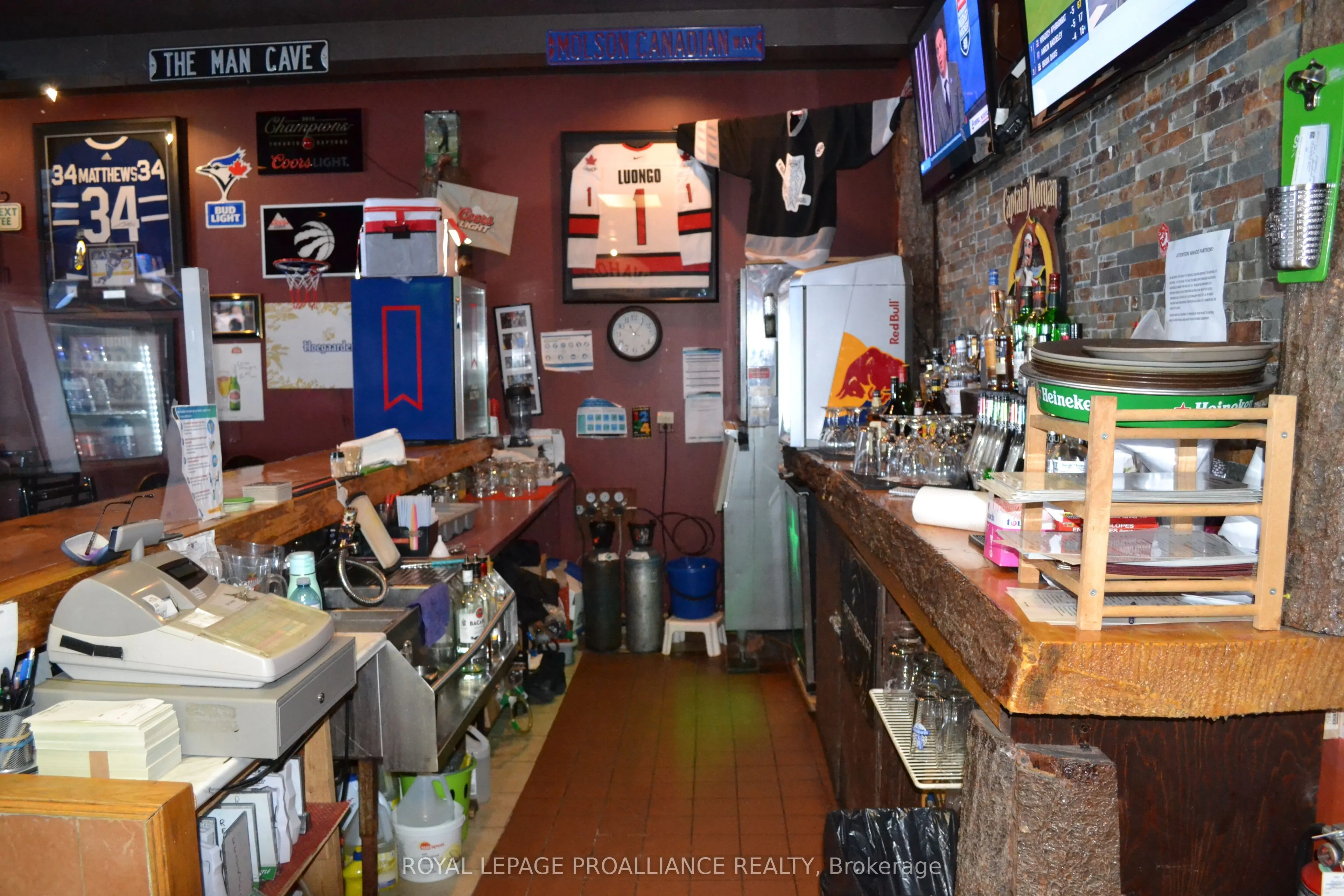 39 Dundas Street E