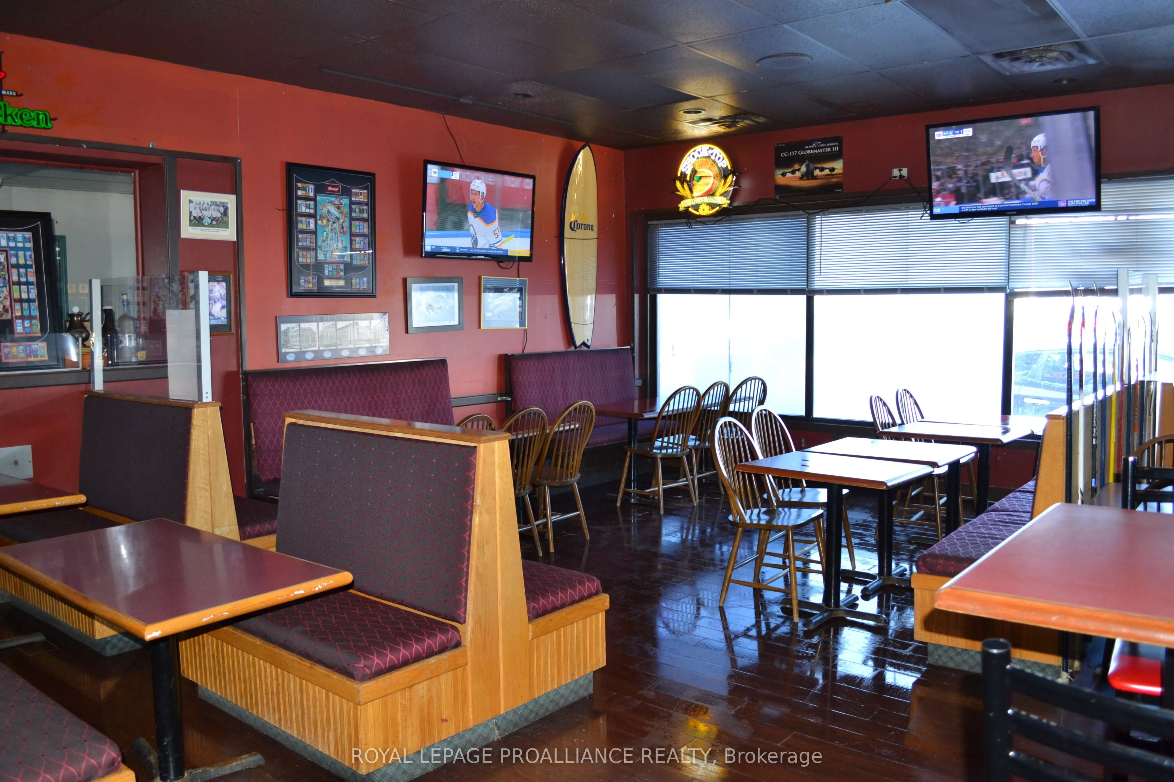39 Dundas Street E