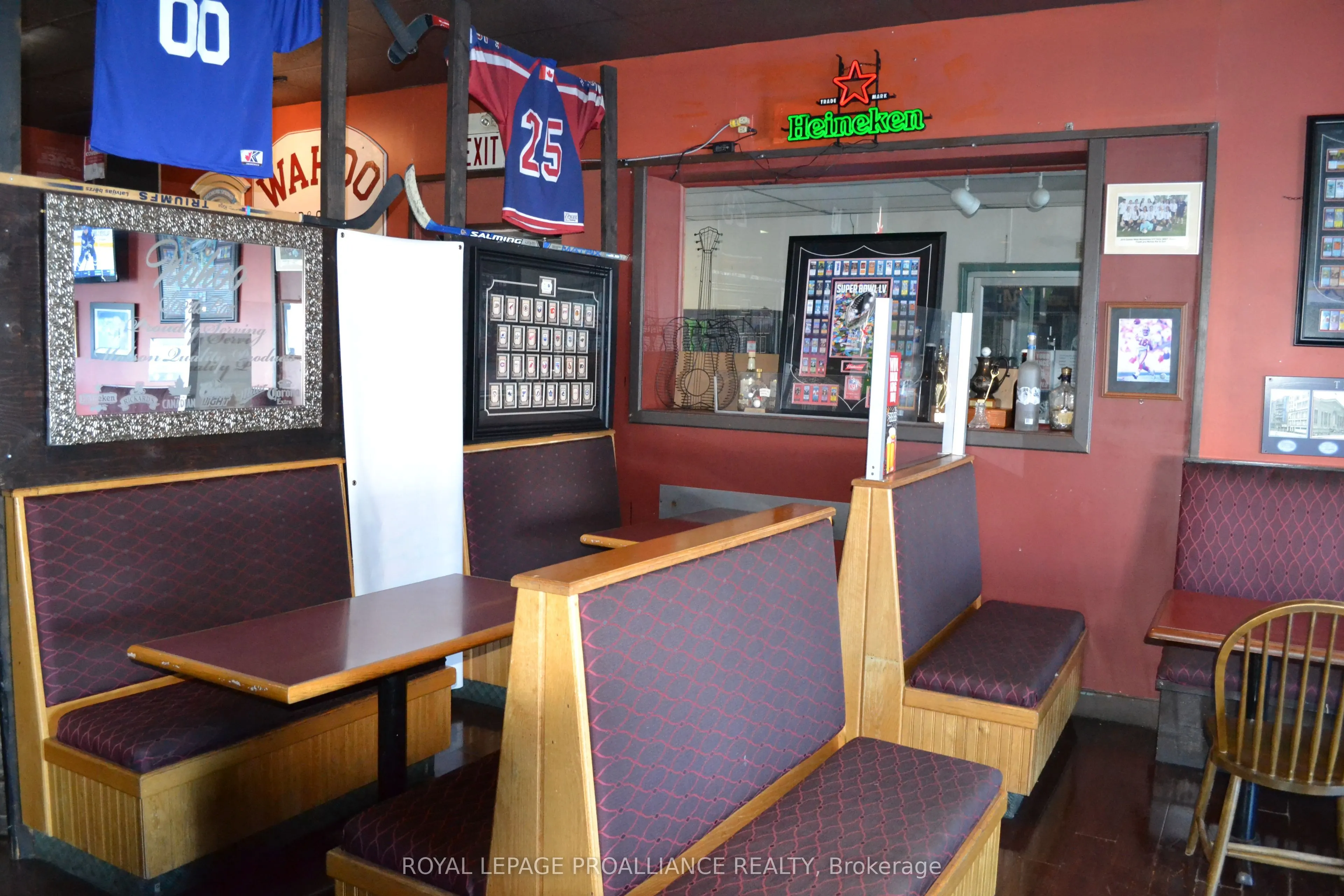 39 Dundas Street E