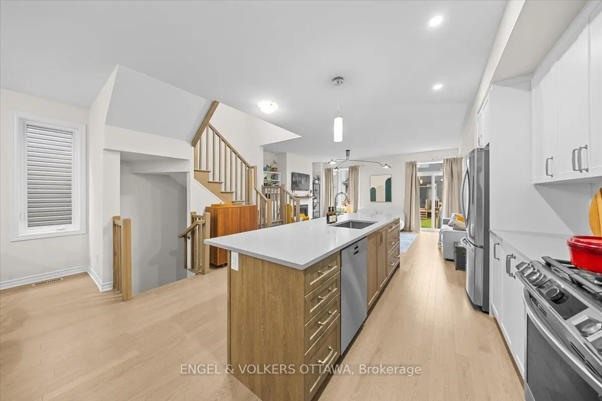 124 Patchell Place N