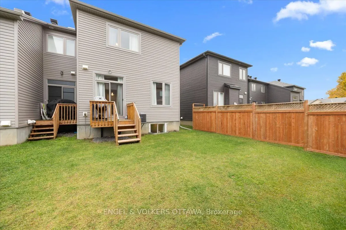124 Patchell Place N