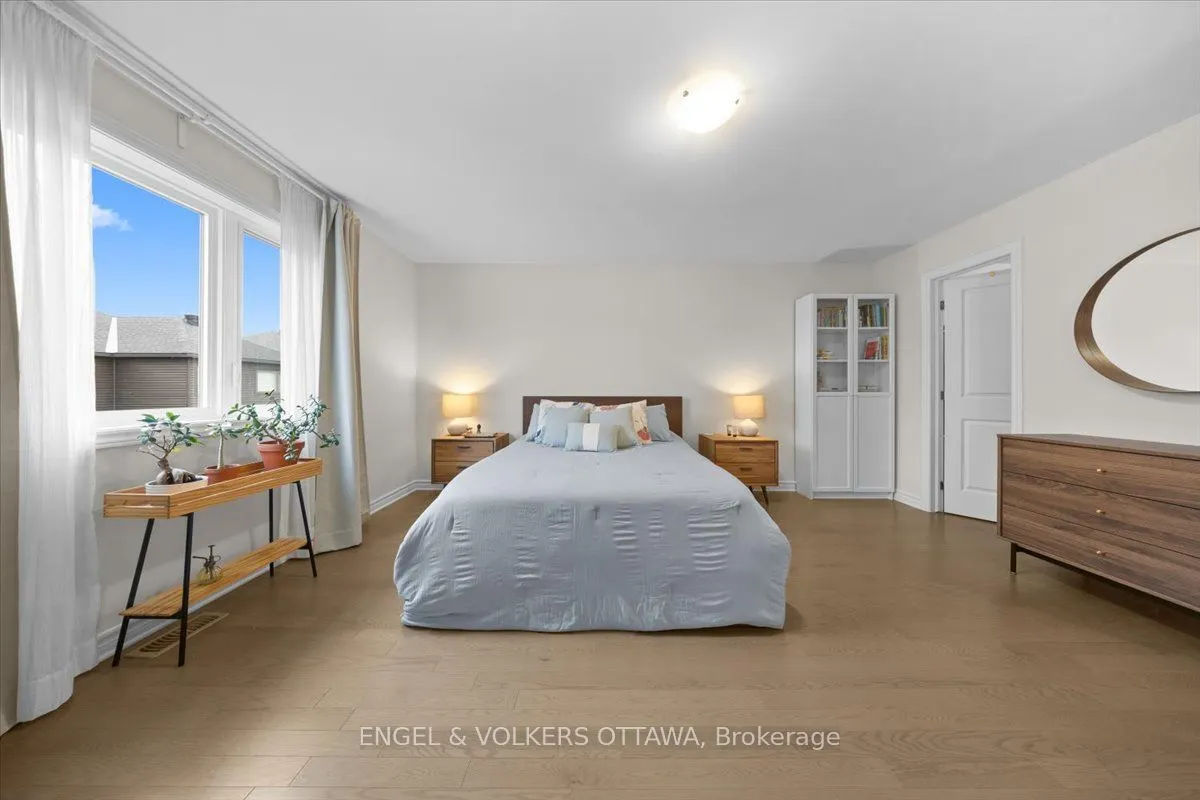 124 Patchell Place N
