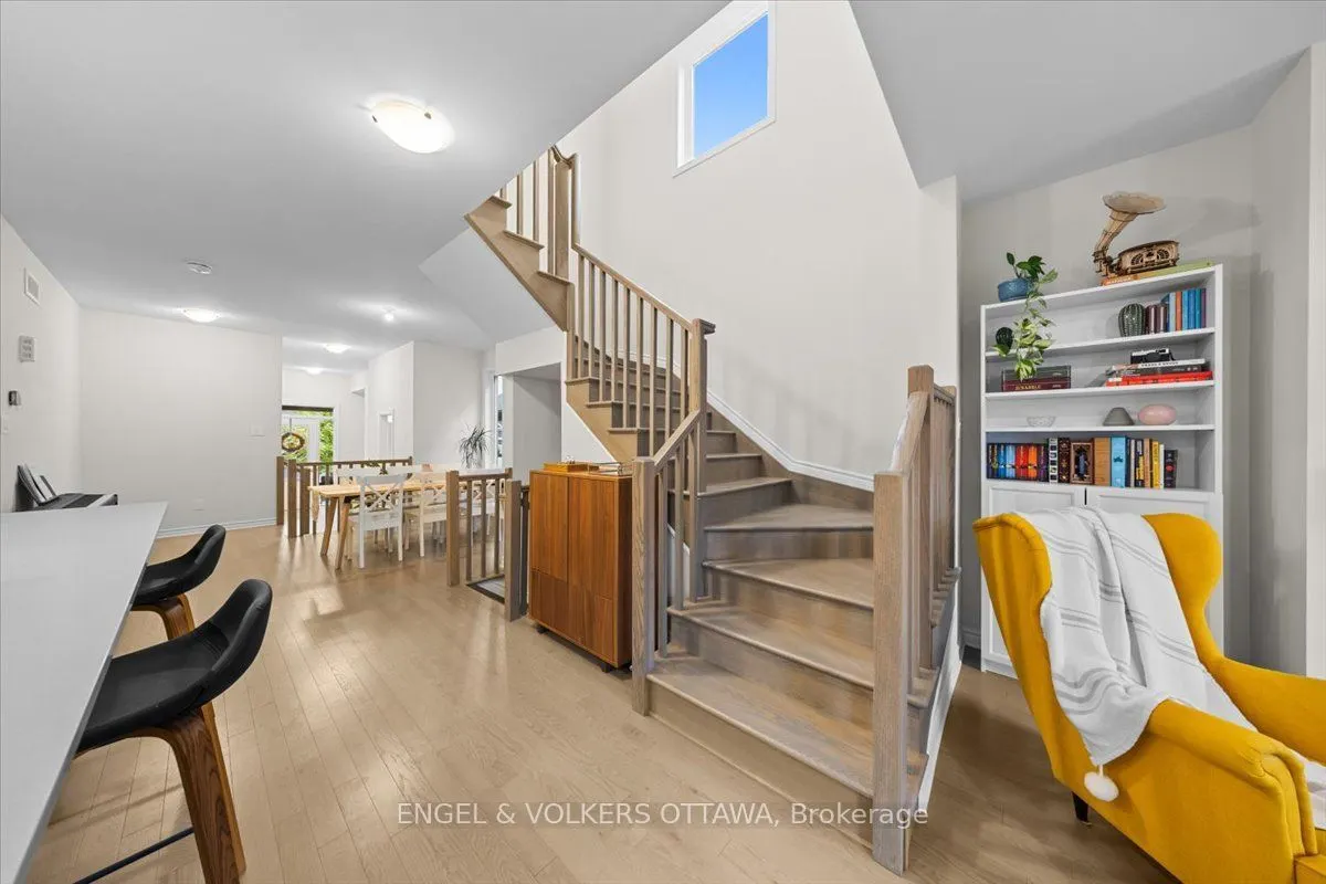 124 Patchell Place N