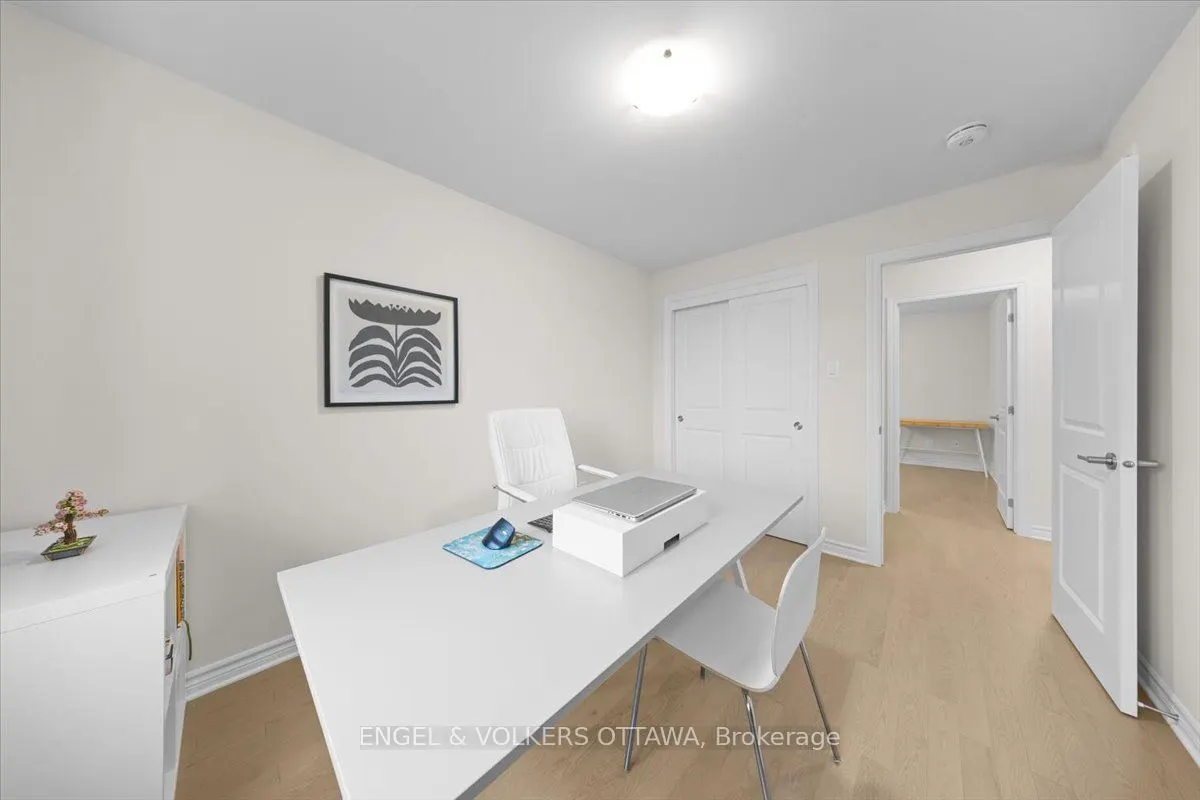 124 Patchell Place N