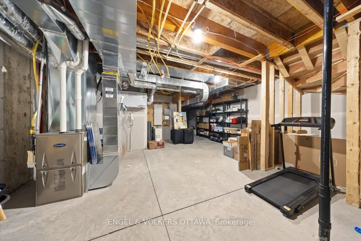 124 Patchell Place N