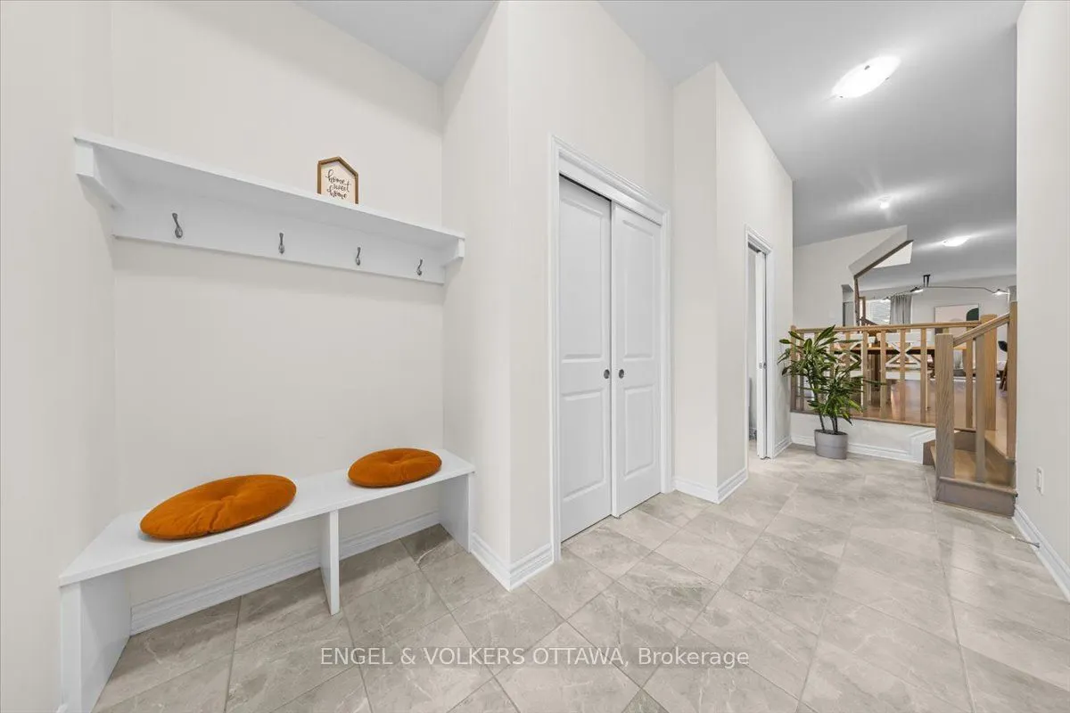 124 Patchell Place N