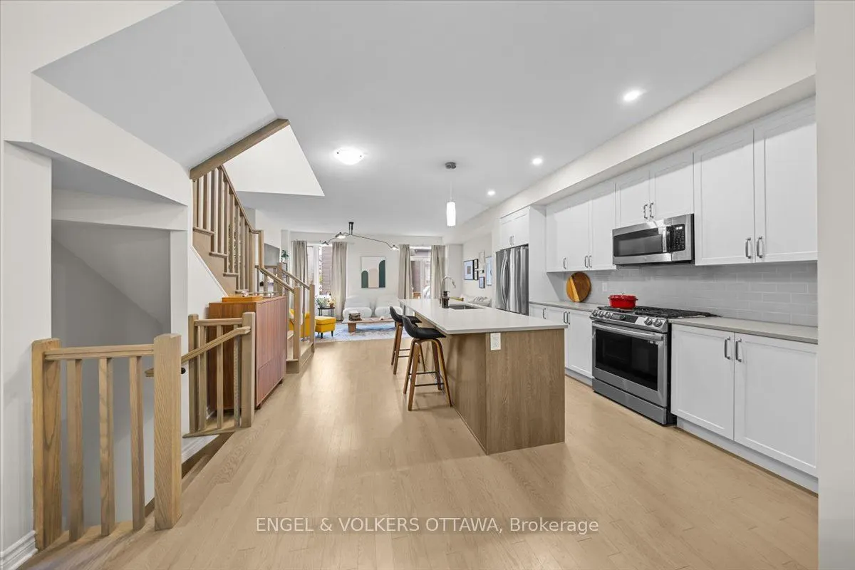 124 Patchell Place N
