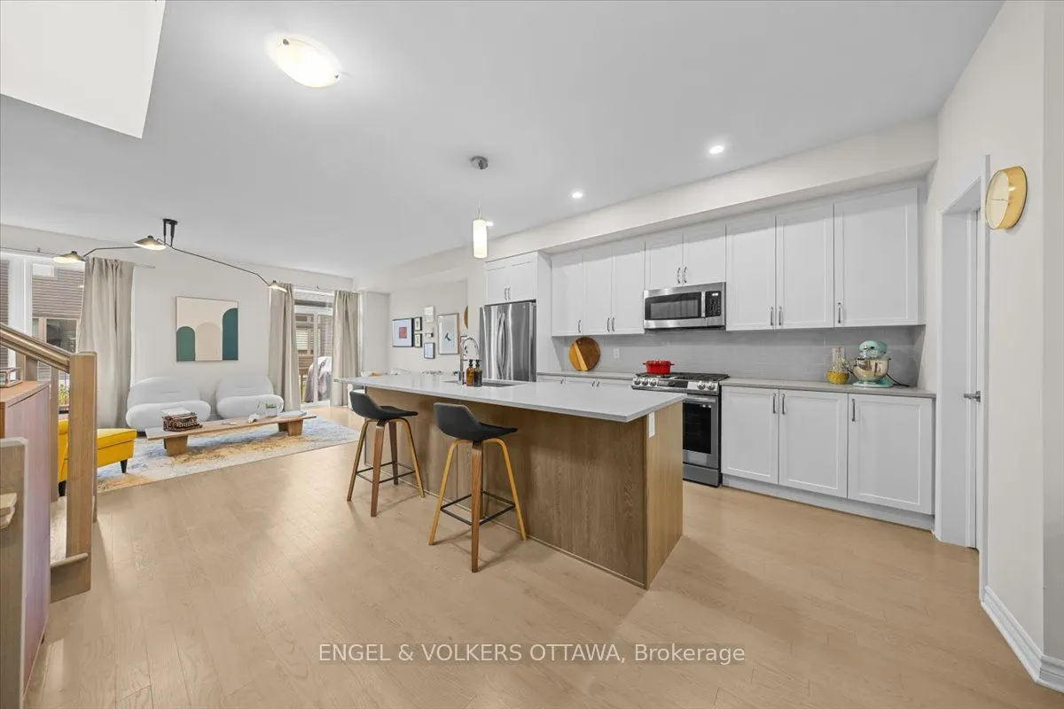 124 Patchell Place N