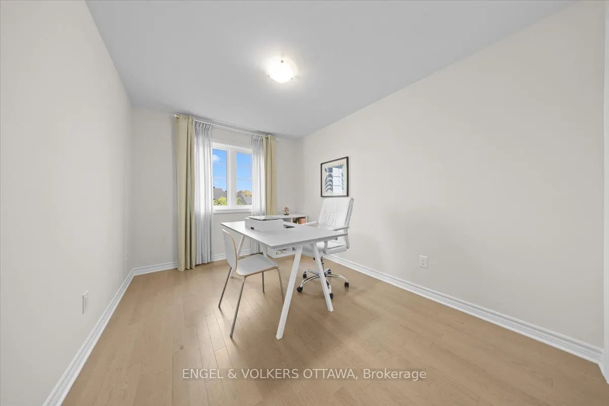 124 Patchell Place N