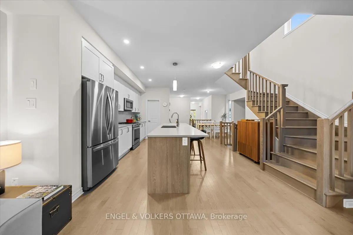 124 Patchell Place N