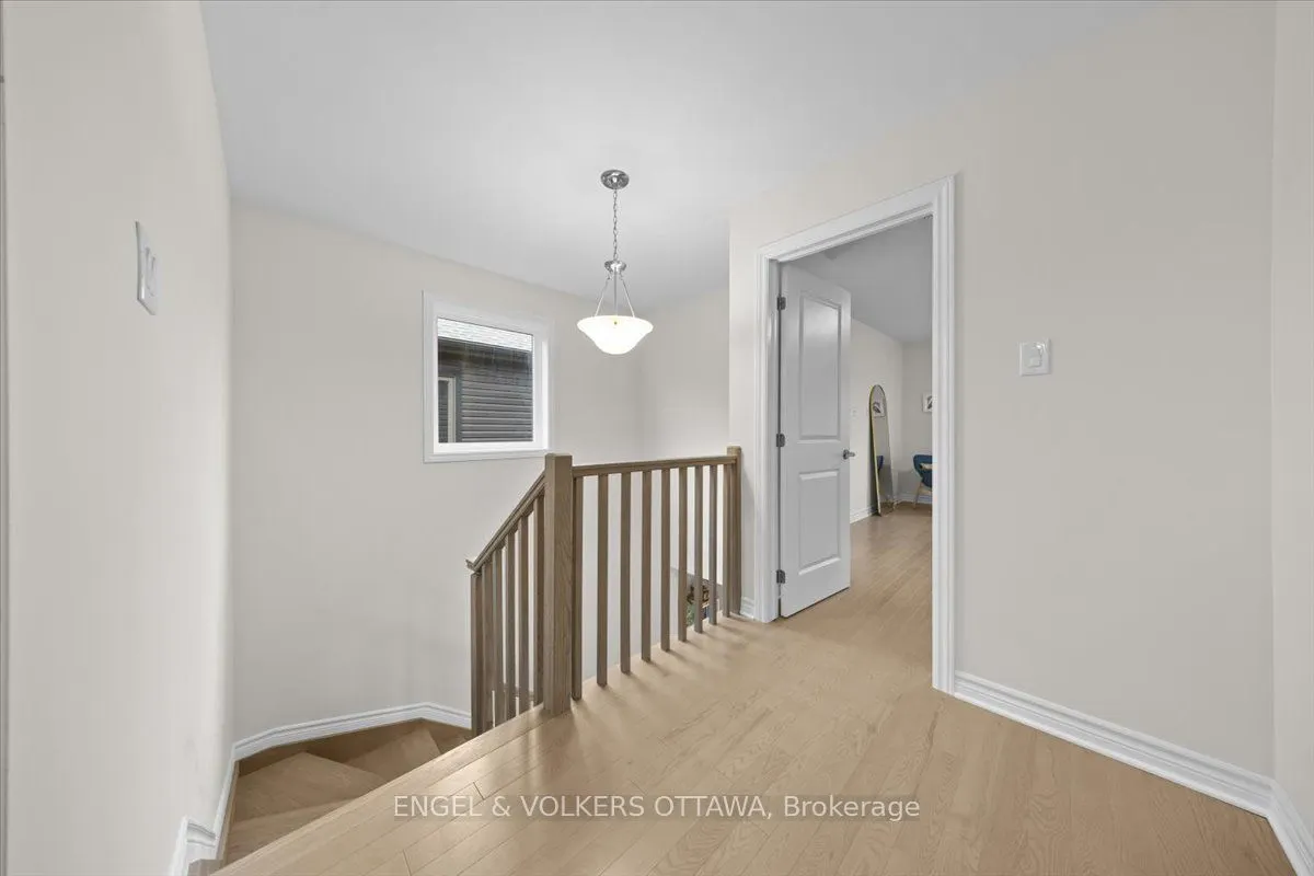 124 Patchell Place N