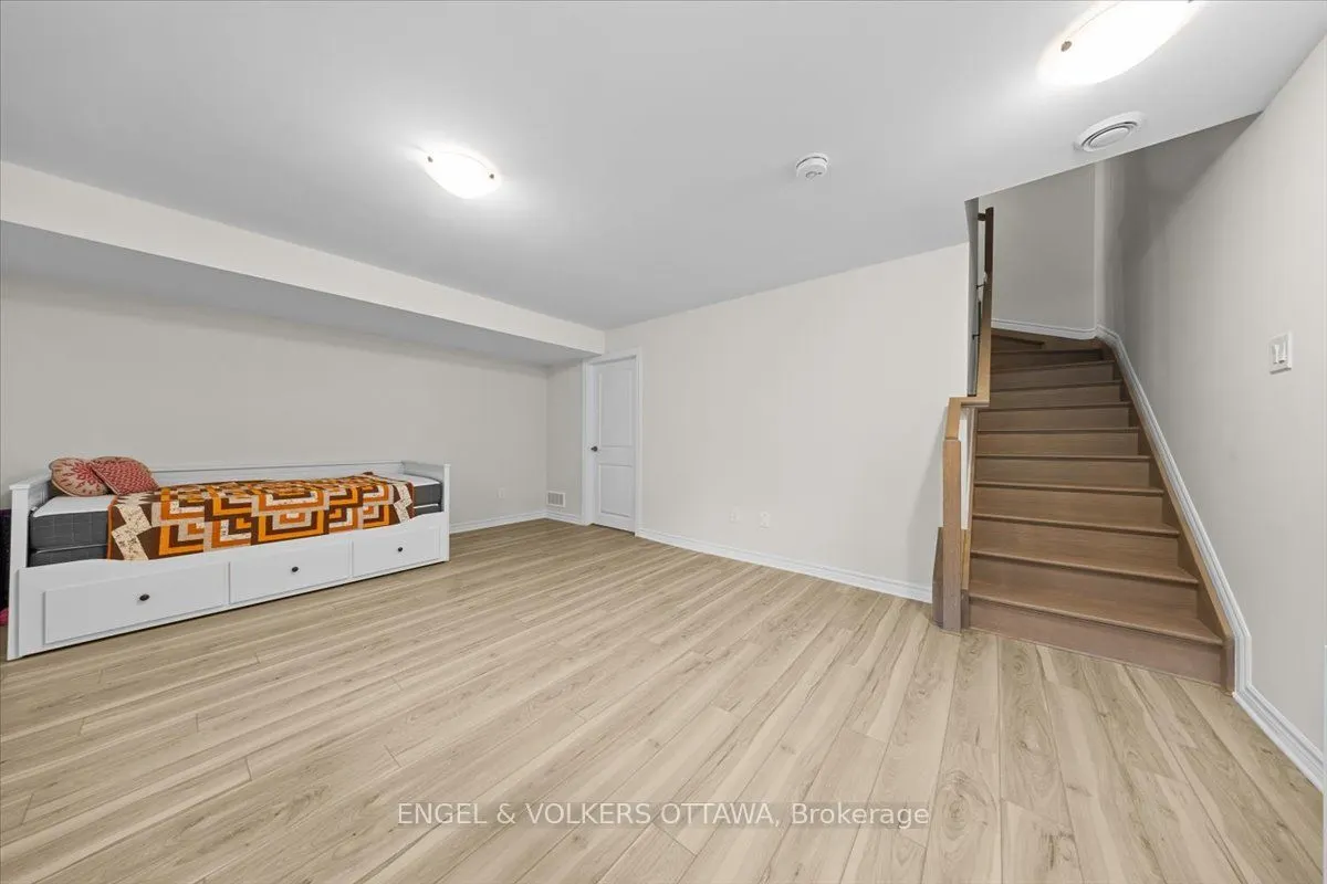124 Patchell Place N