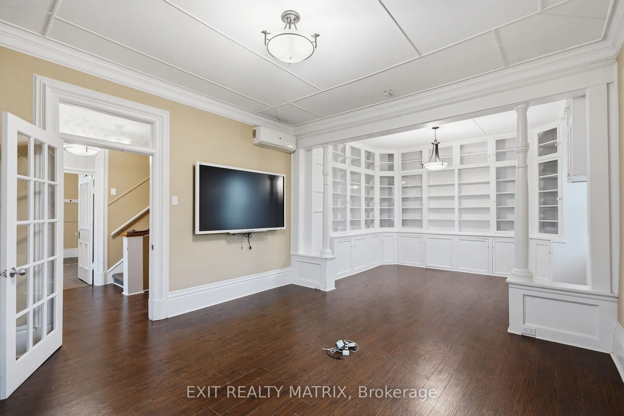 425 Water Street E