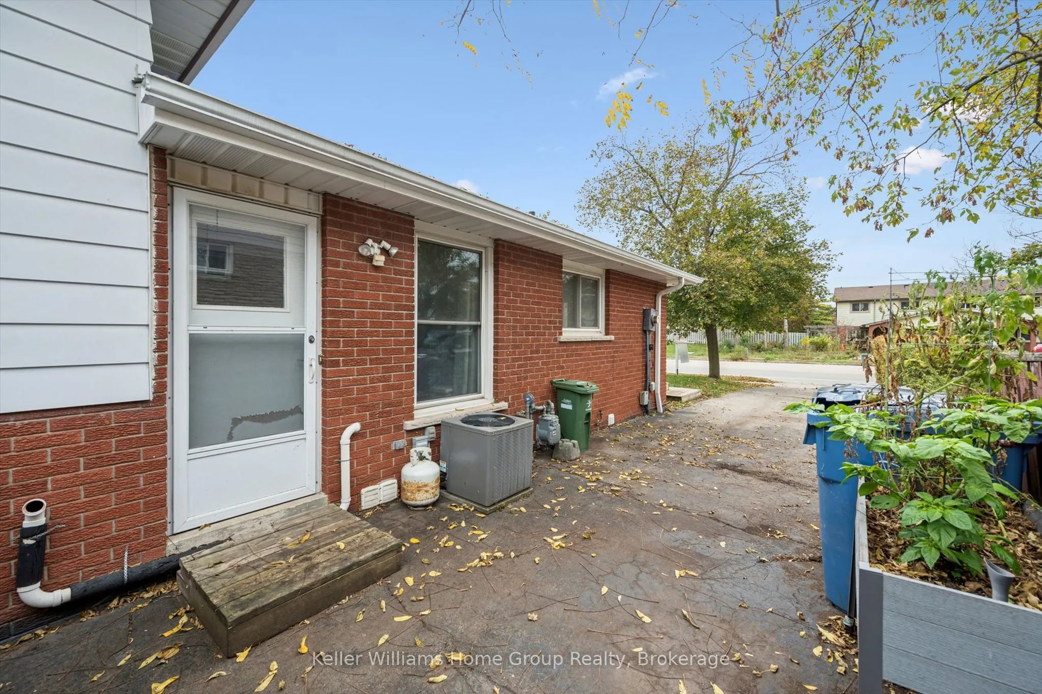 602 College Avenue W