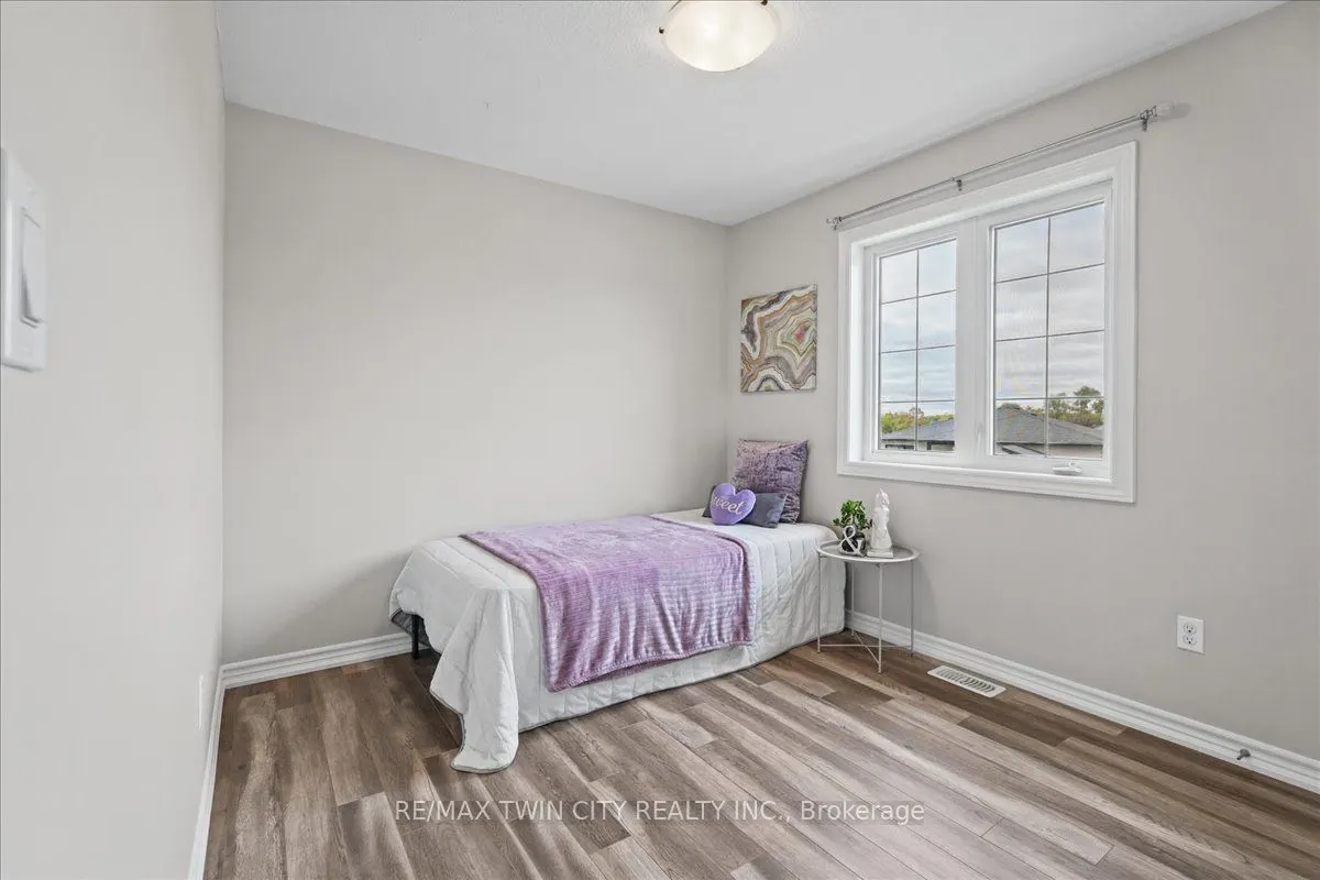 100 Links Crescent N