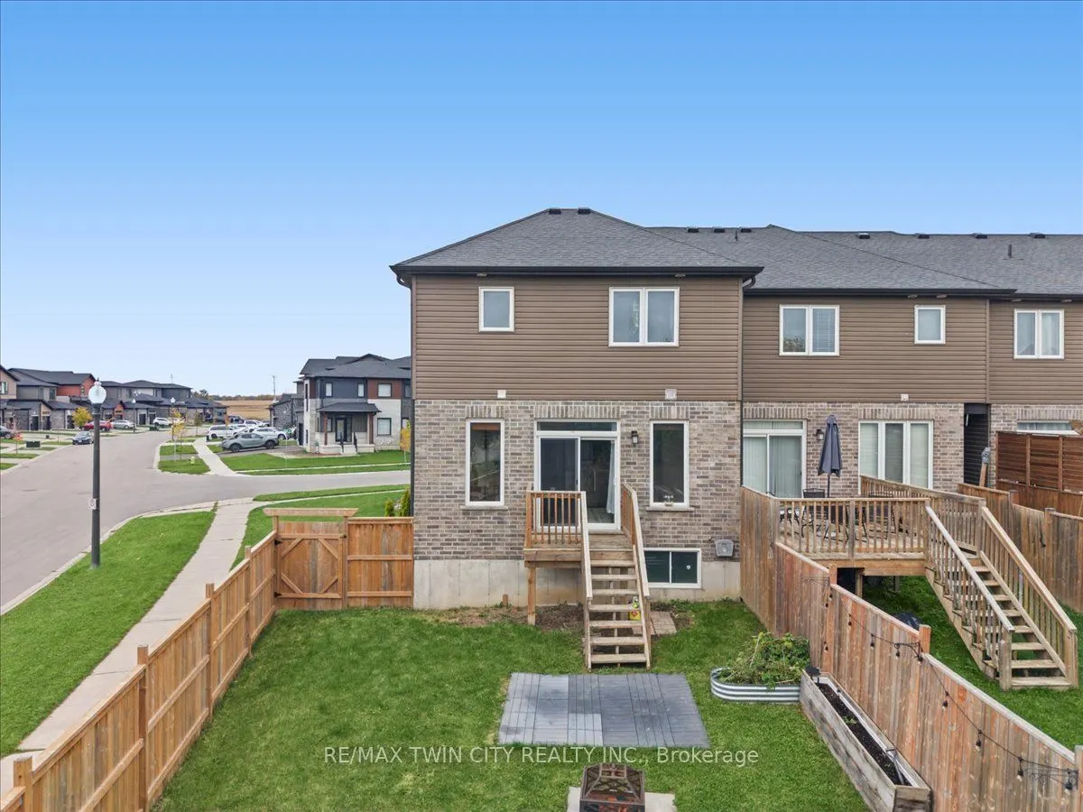 100 Links Crescent N