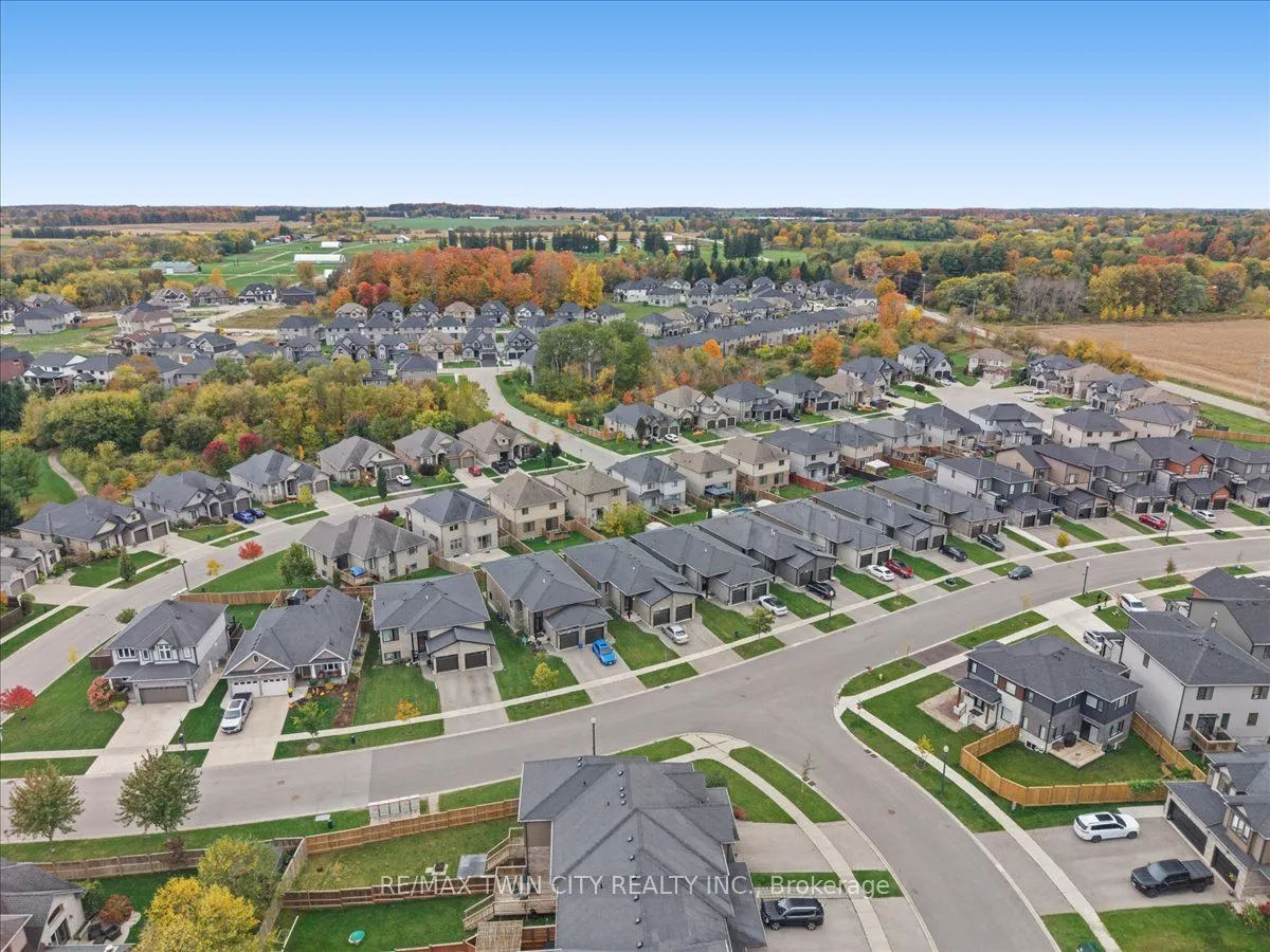 100 Links Crescent N