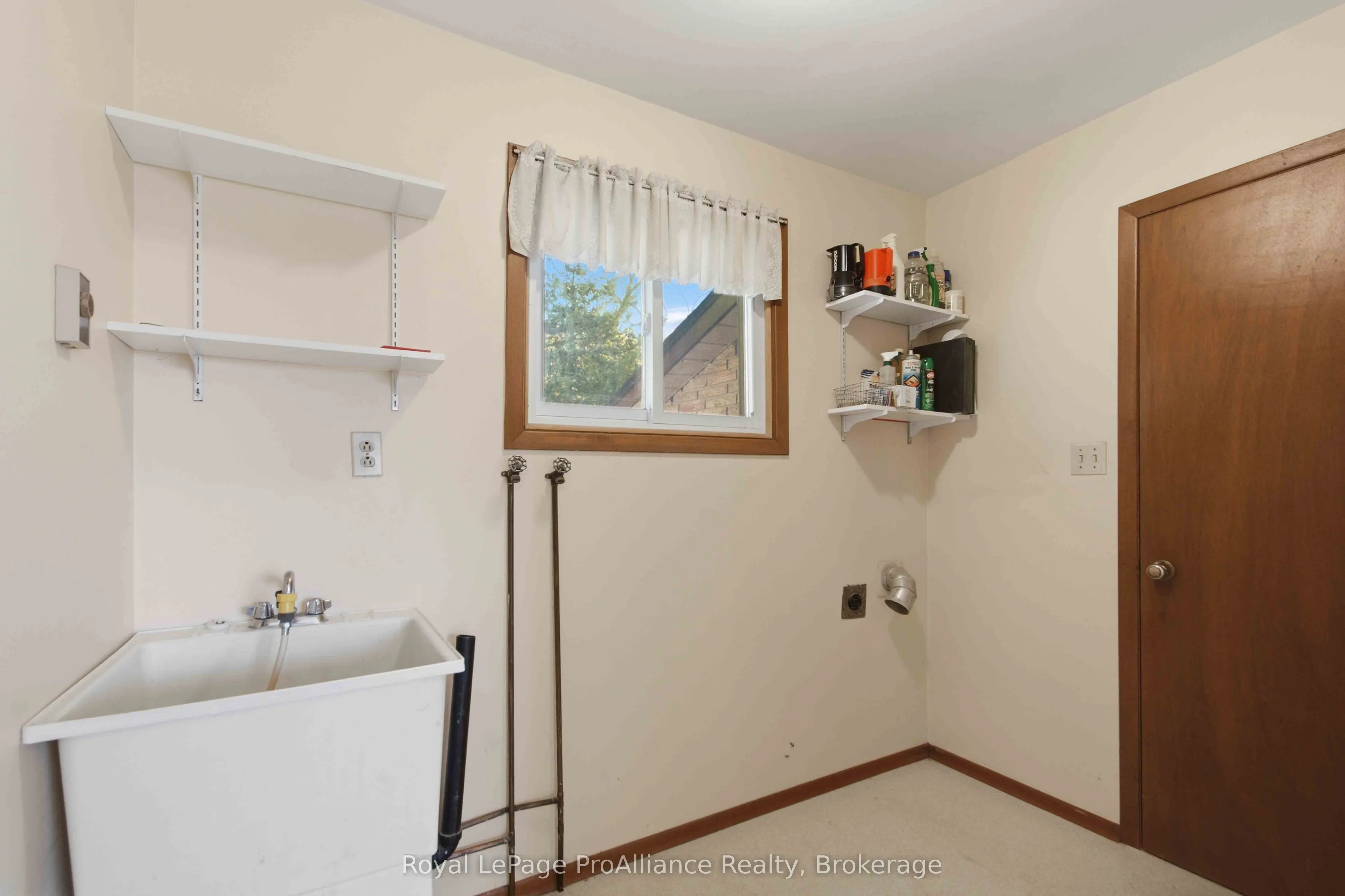 1347 Stockdale Road