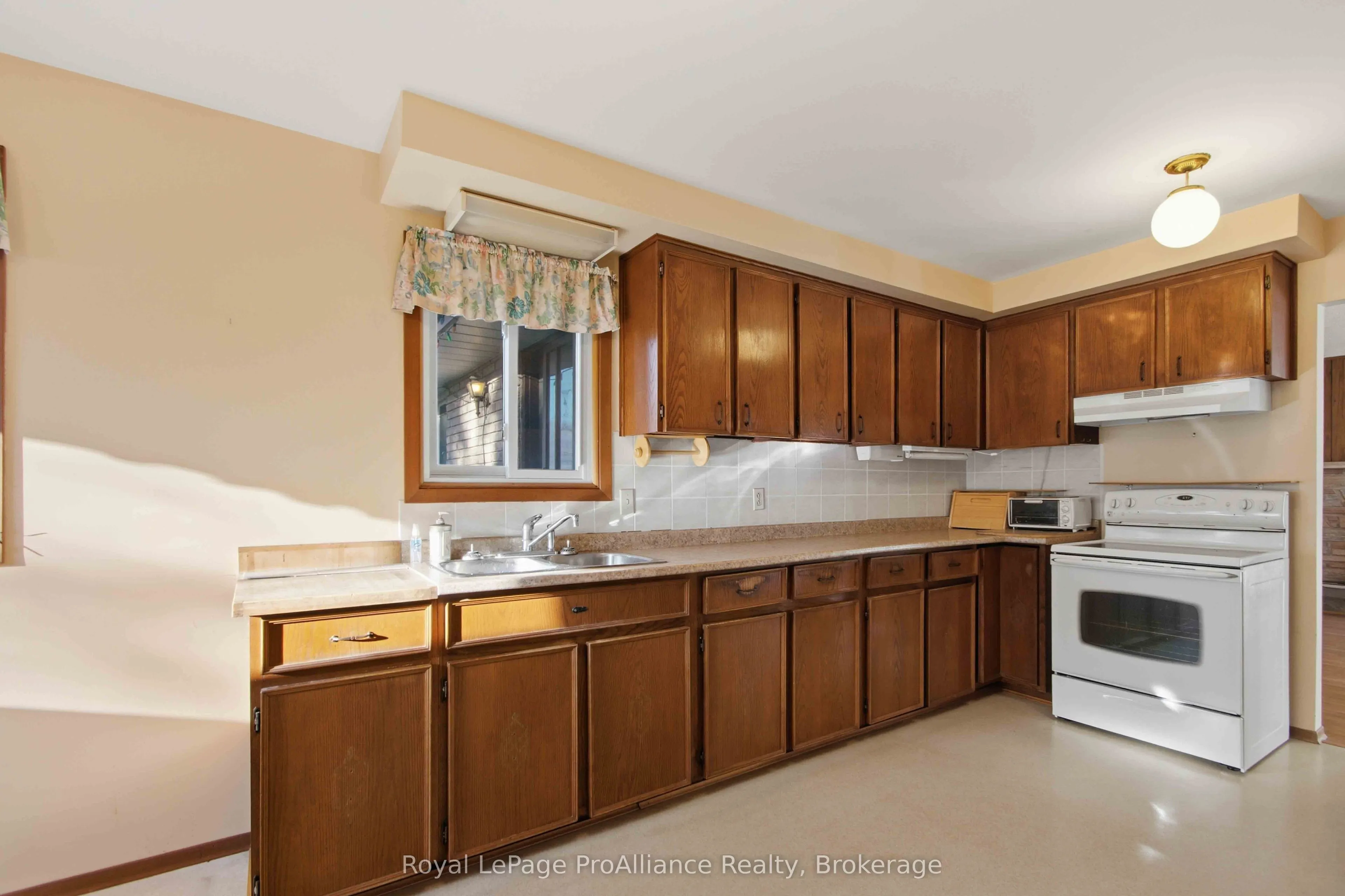 1347 Stockdale Road