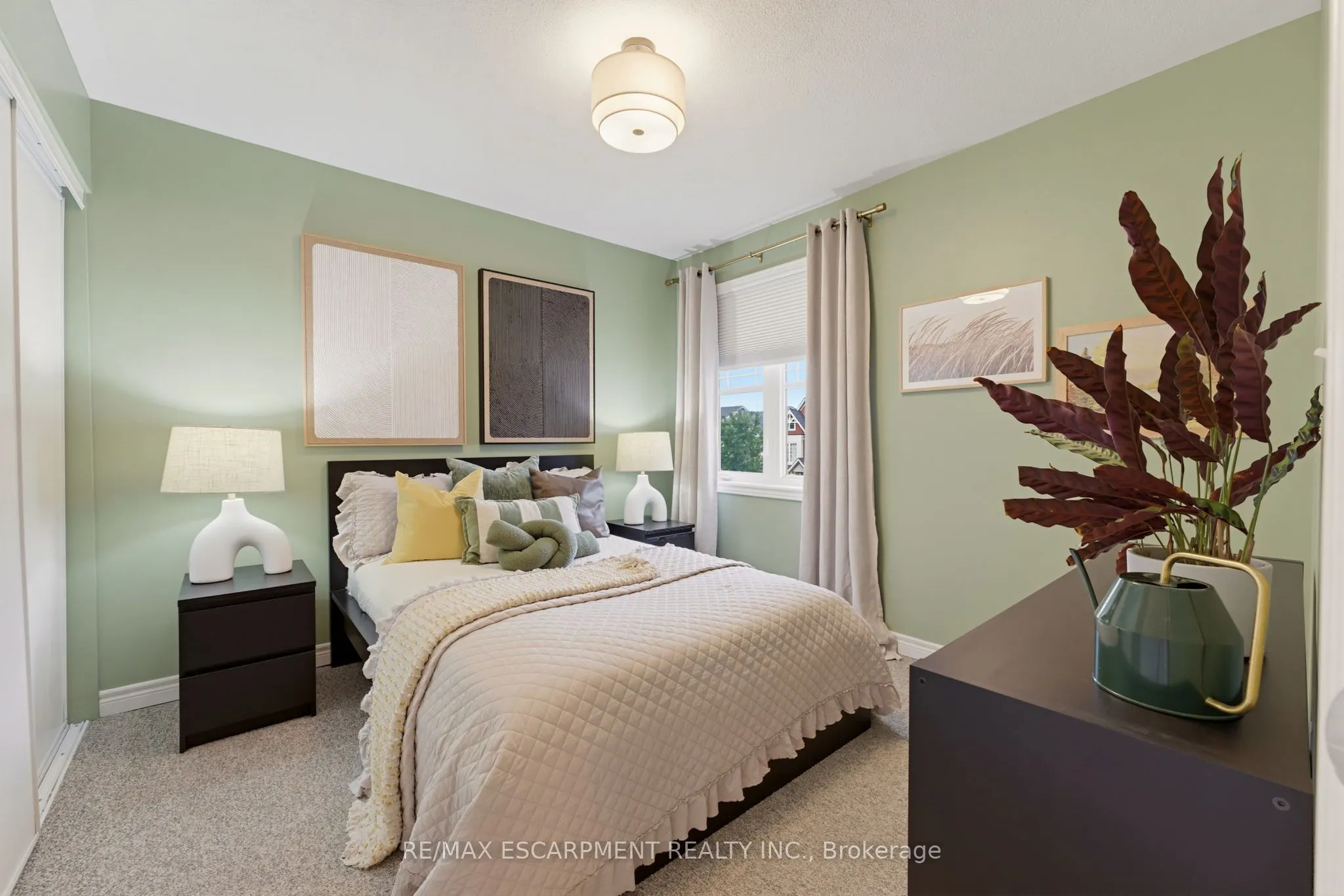 63 Golden Iris Crescent